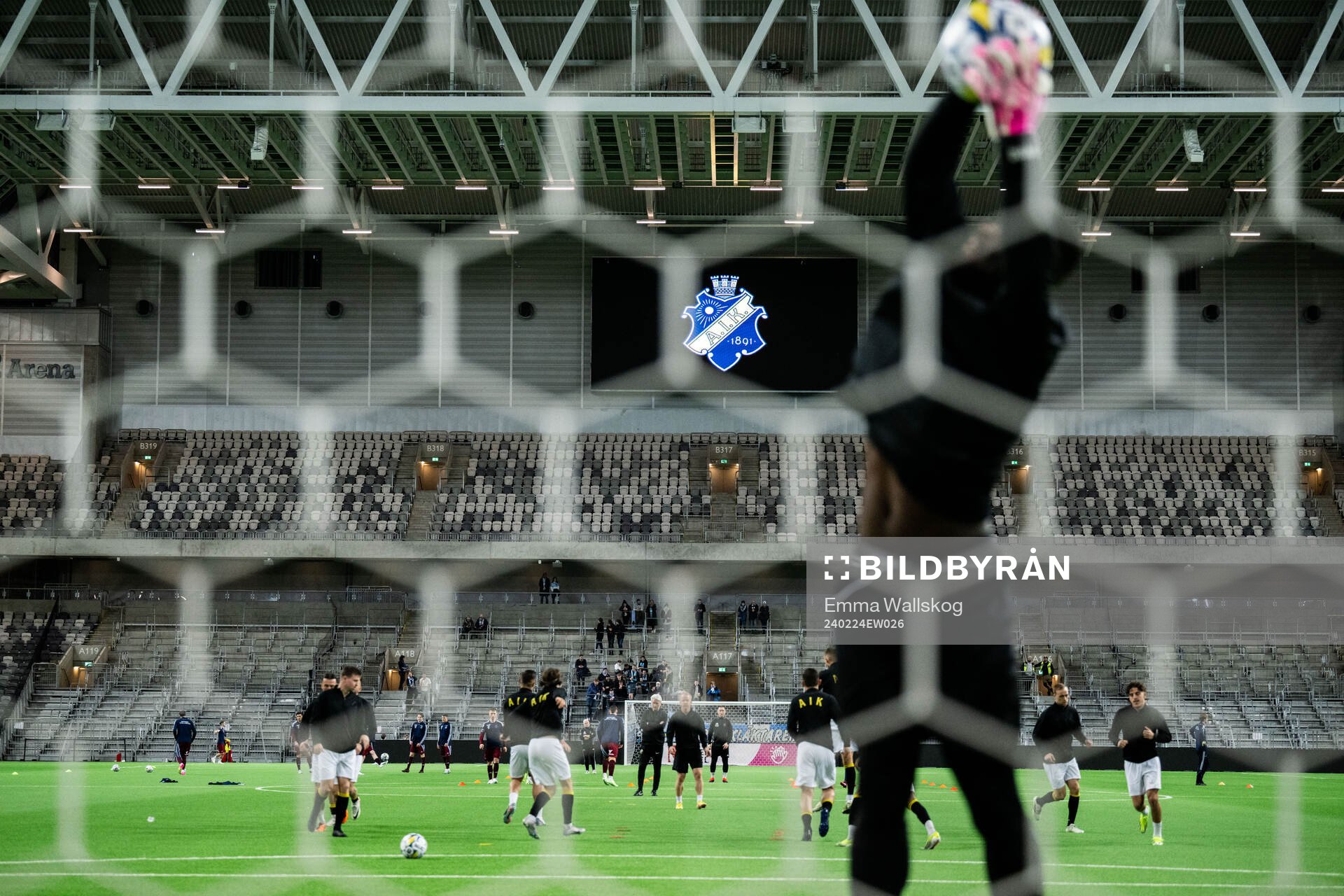 AIKs spelare värmer upp på Tele2 Arena