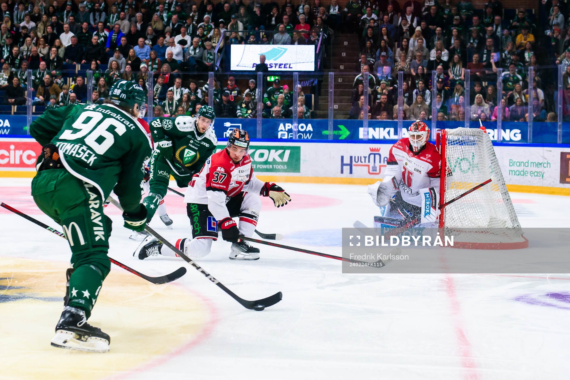 Örebros Glenn Gustafsson och målvakt Jonas Arntzen