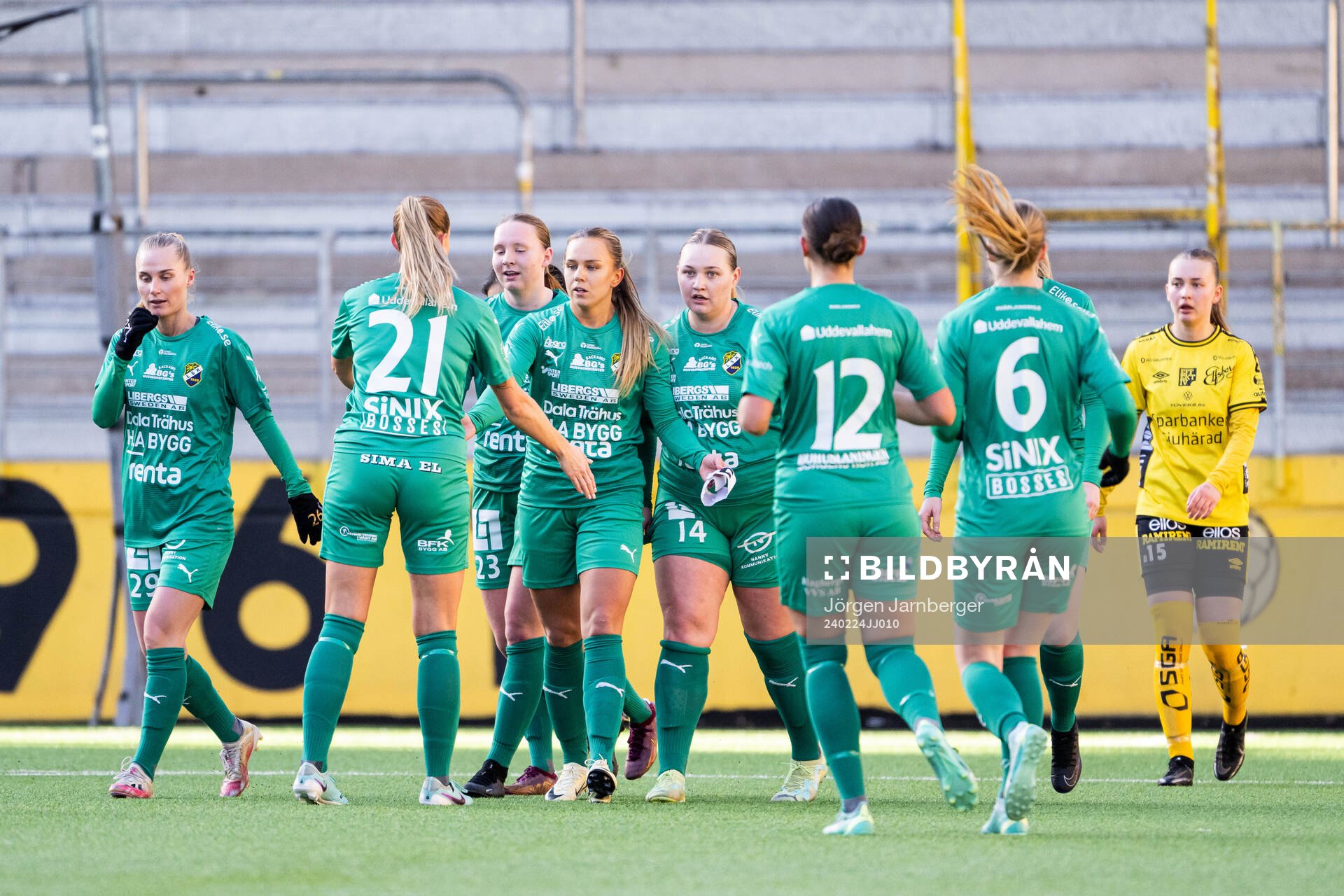 Ljungskile SKs Tilda Magnusson Tell jublar med lagkamrater