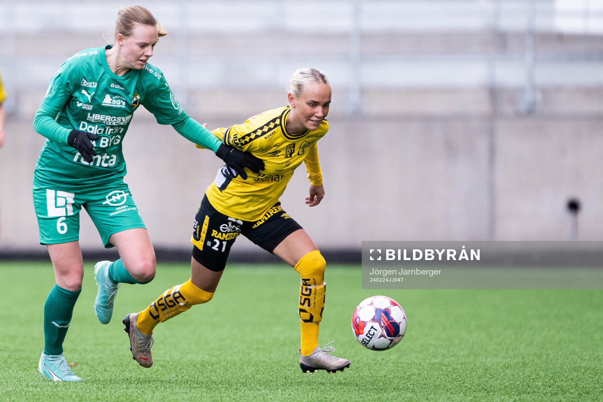 Ljungskile SKs Freja Johansson och Elfsborgs Tea Skoglund under träningsmatchen mellan Elfsborg och Ljungskile SK den 24 februari 2024 i Borås.