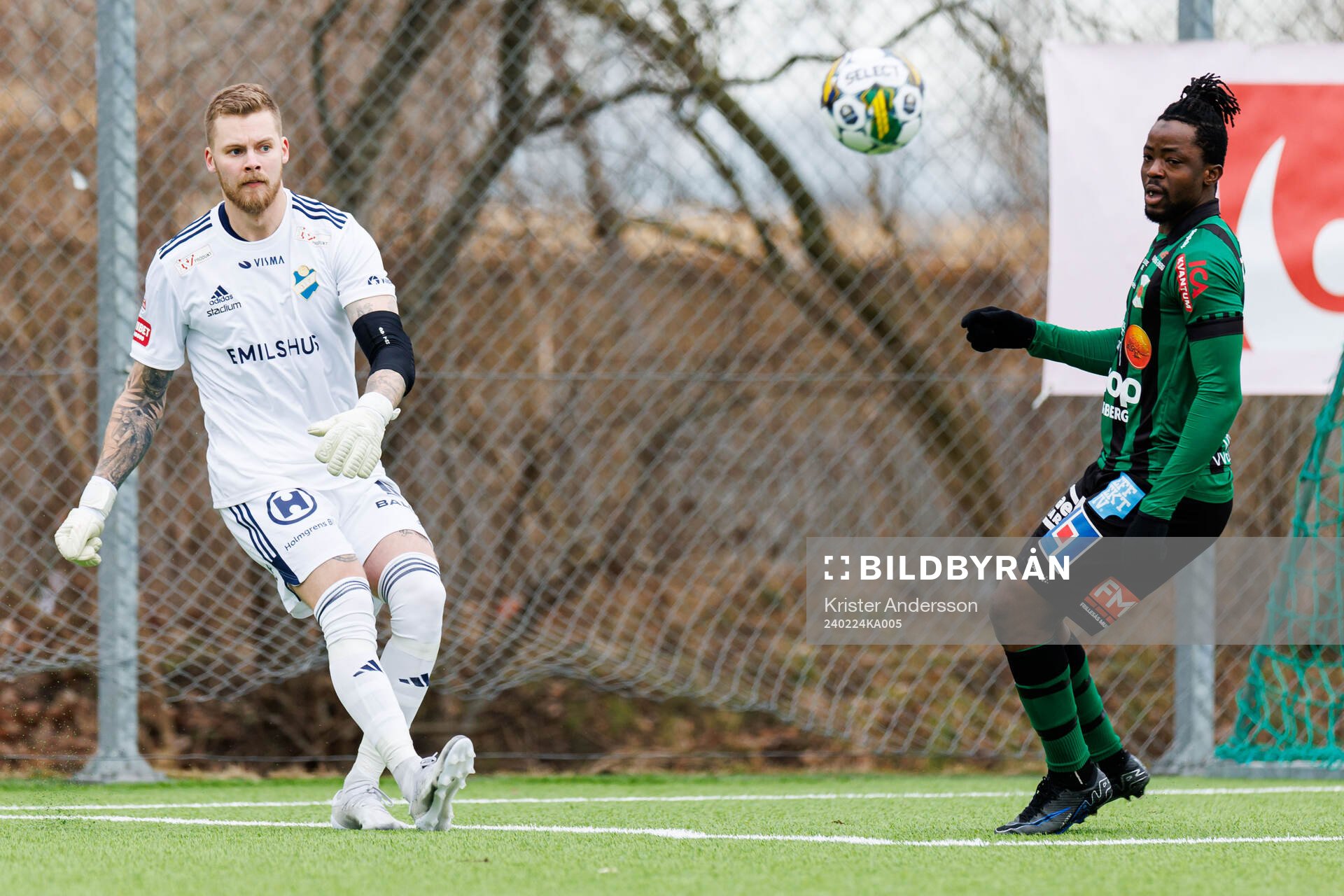Östers IFs målvakt Robin Wallinder och Varbergs Azeez