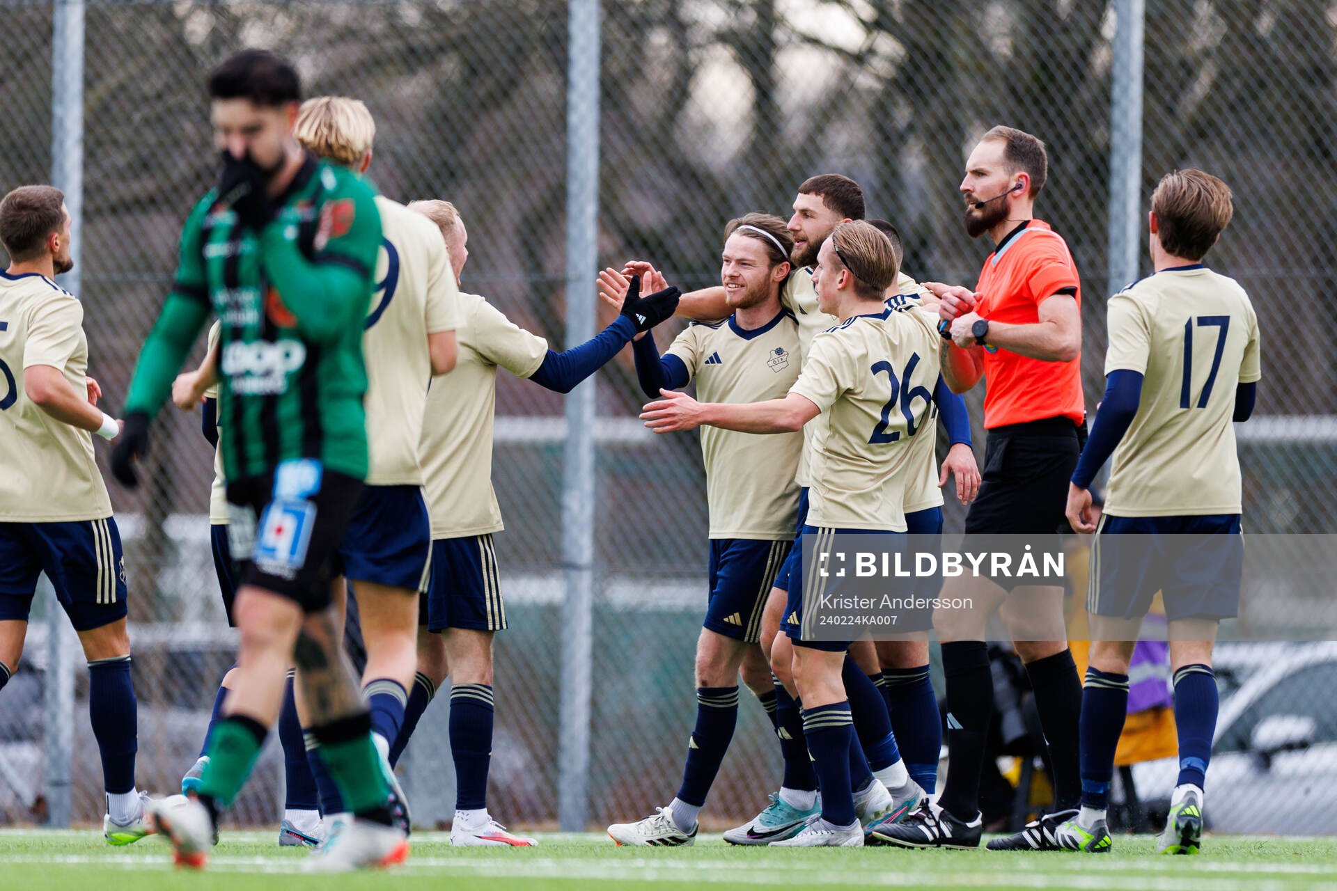 Östers IFs spelare jublar efter 0-1 under fotbollsmatchen i Svenska Cupen mellan Varberg och Östers IF den 24 februari 2024 i Varberg.