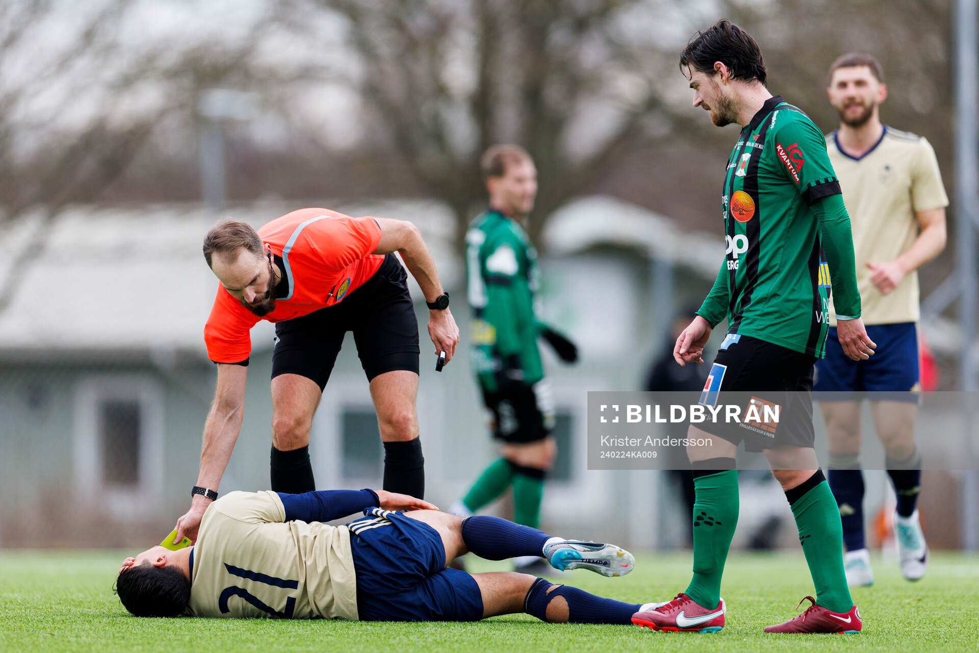 Östers IFs Lukas Bergquist har ont samtidigt som Varbergs Robin Tranberg tilldelas gult kort under fotbollsmatchen i Svenska Cupen mellan Varberg och Östers IF den 24 februari 2024 i Varberg.