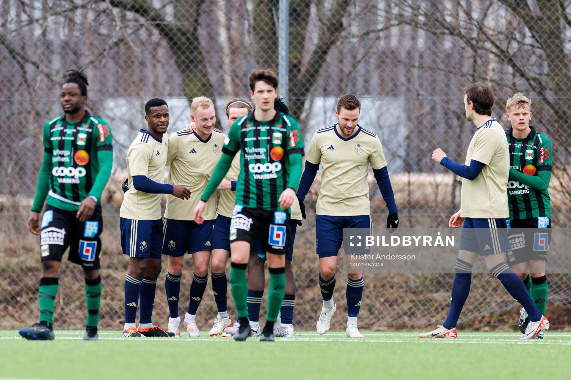 Örgrytes Anton Andreasson jublar med lagkamrater
