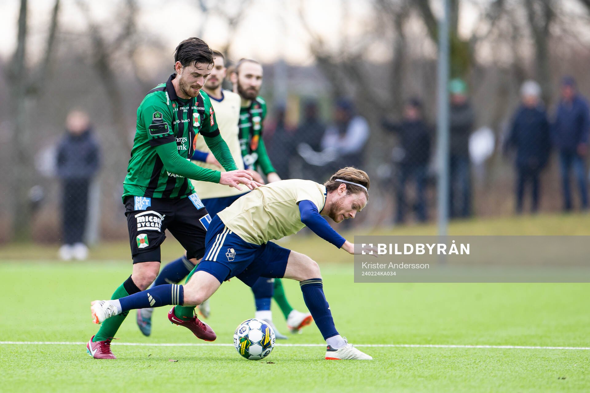 Varbergs Robin Tranberg och Östers IFs Daniel Ljung under fotbollsmatchen i Svenska Cupen mellan Varberg och Östers IF den 24 februari 2024 i Varberg.