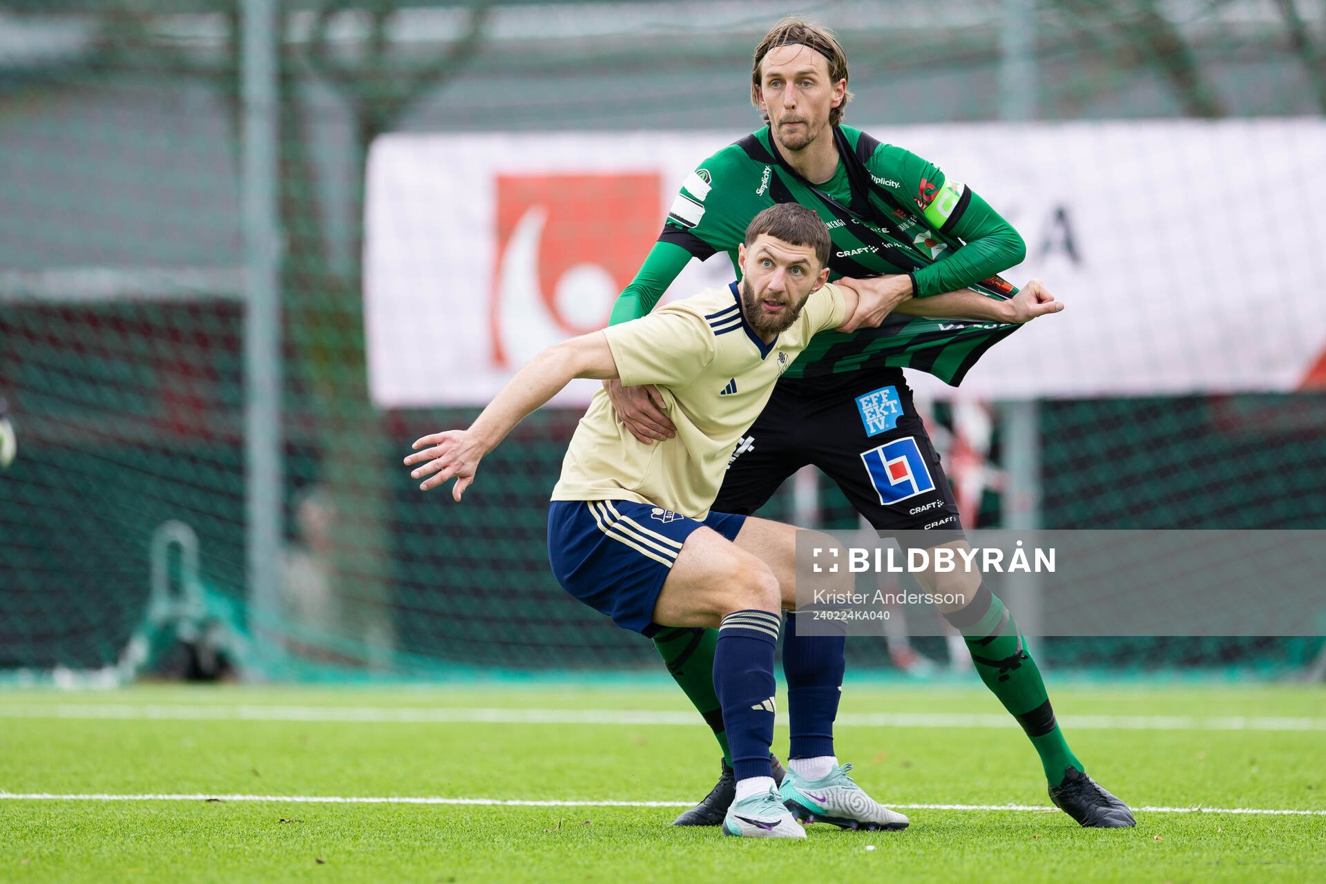 Östers IFs Alibek Aliev och Varbergs Joakim Lindner under fotbollsmatchen i Svenska Cupen mellan Varberg och Östers IF den 24 februari 2024 i Varberg.
