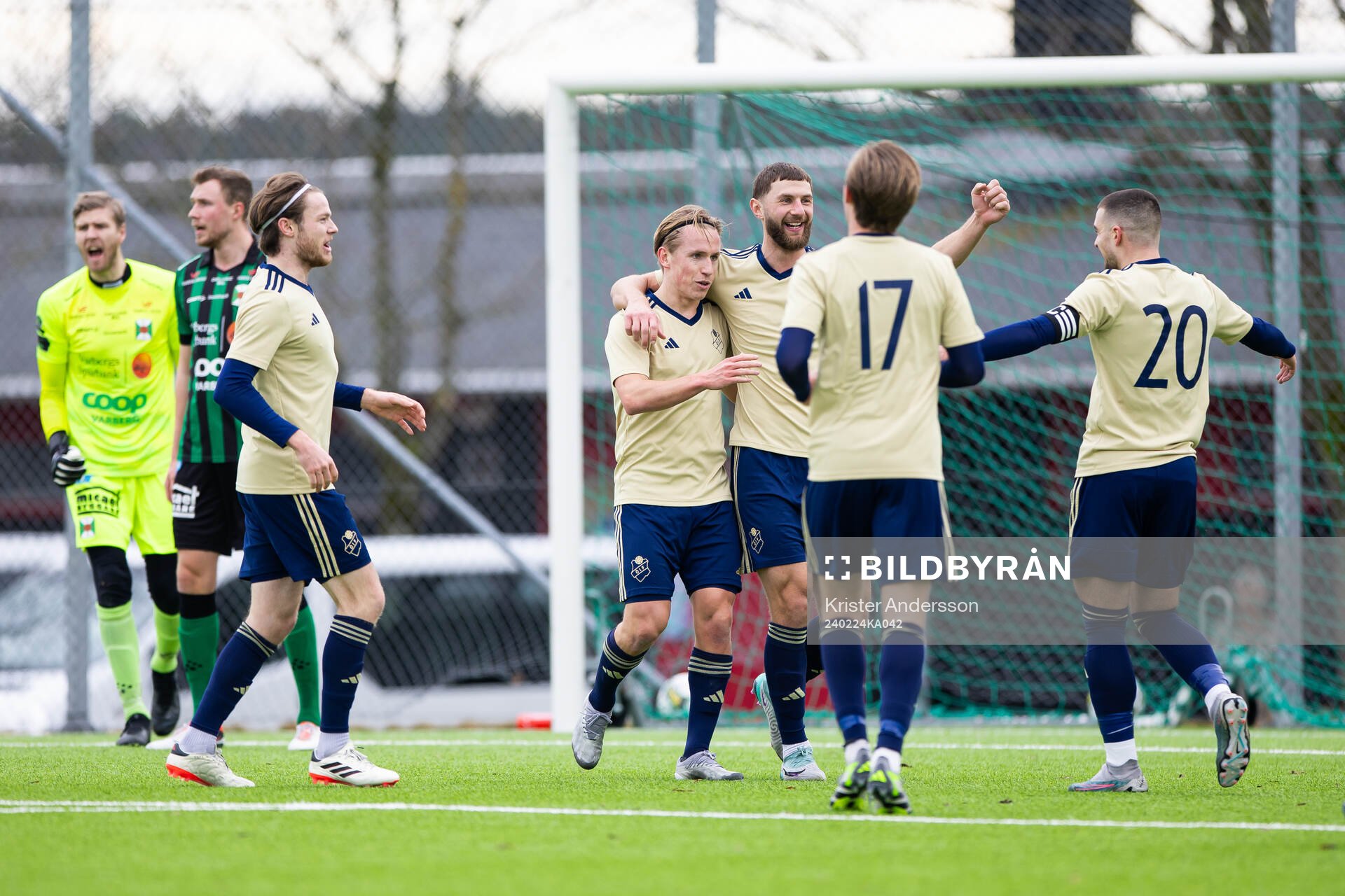 Östers IFs spelare jublar under fotbollsmatchen i Svenska Cupen mellan Varberg och Östers IF den 24 februari 2024 i Varberg. 