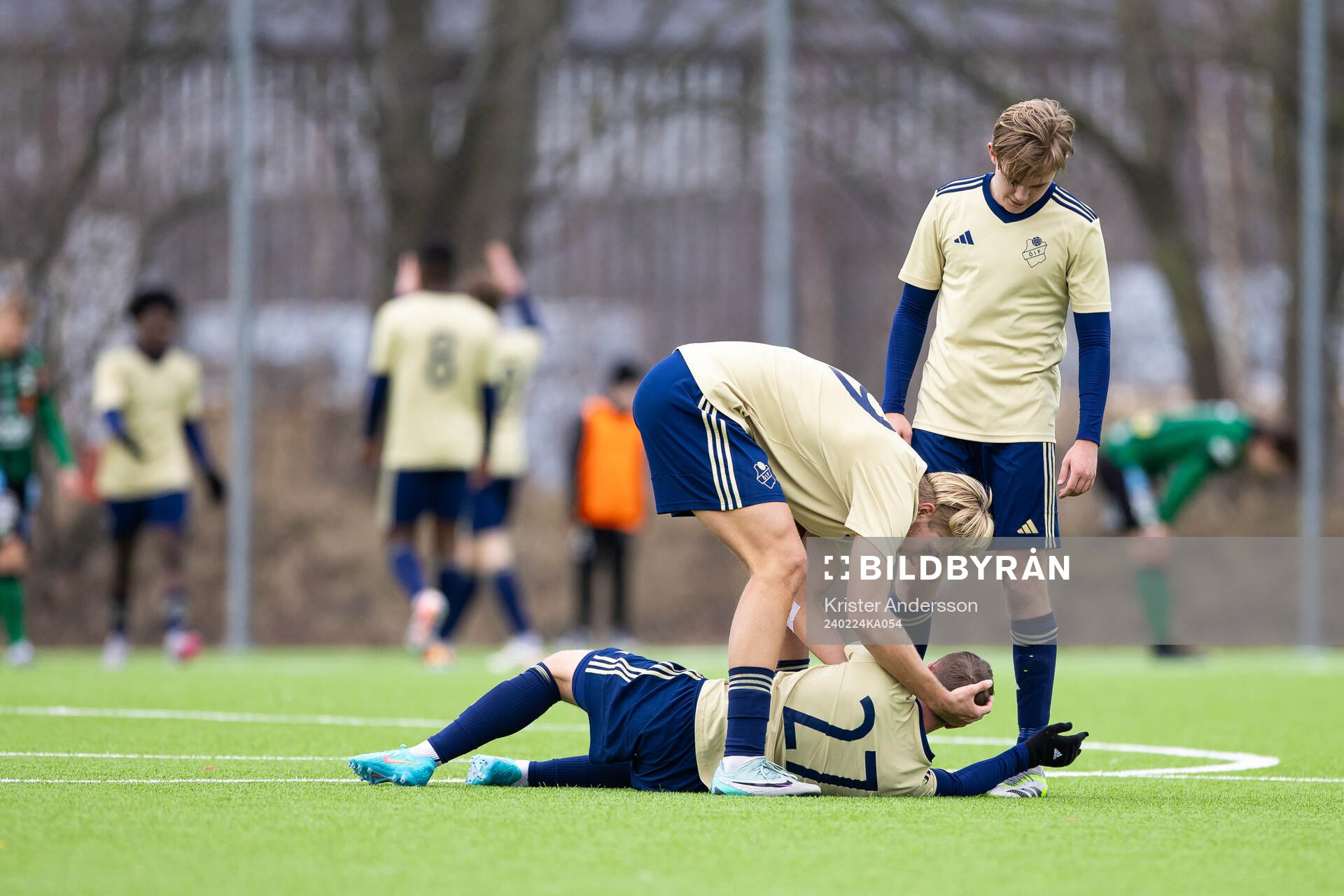 Östers IFs Chriss-Albin Mörfelt har ont under fotbollsmatchen i Svenska Cupen mellan Varberg och Östers IF den 24 februari 2024 i Varberg. 