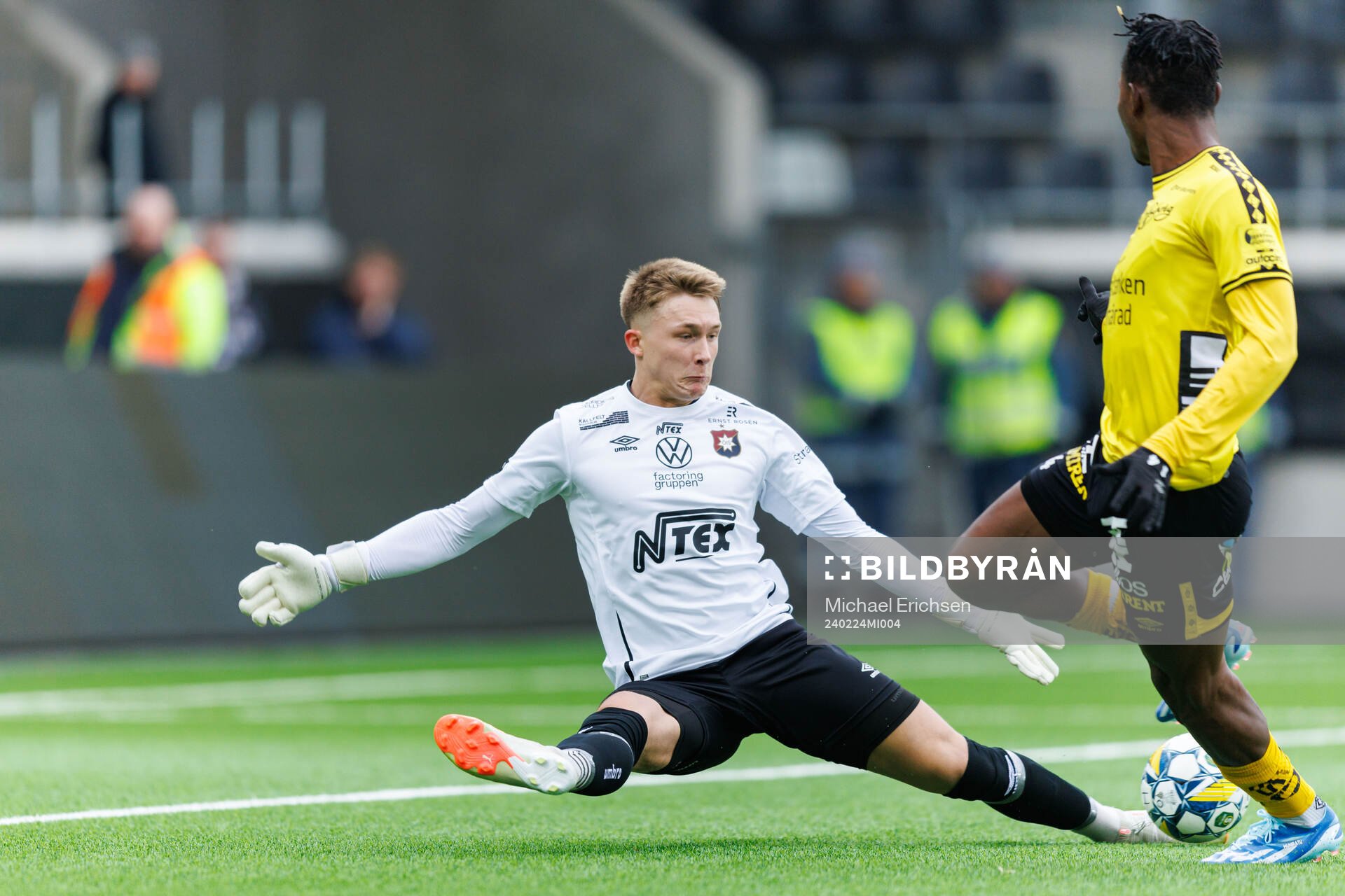 Örgrytes Alex Rahm räddar framför Elfsborgs Jalal