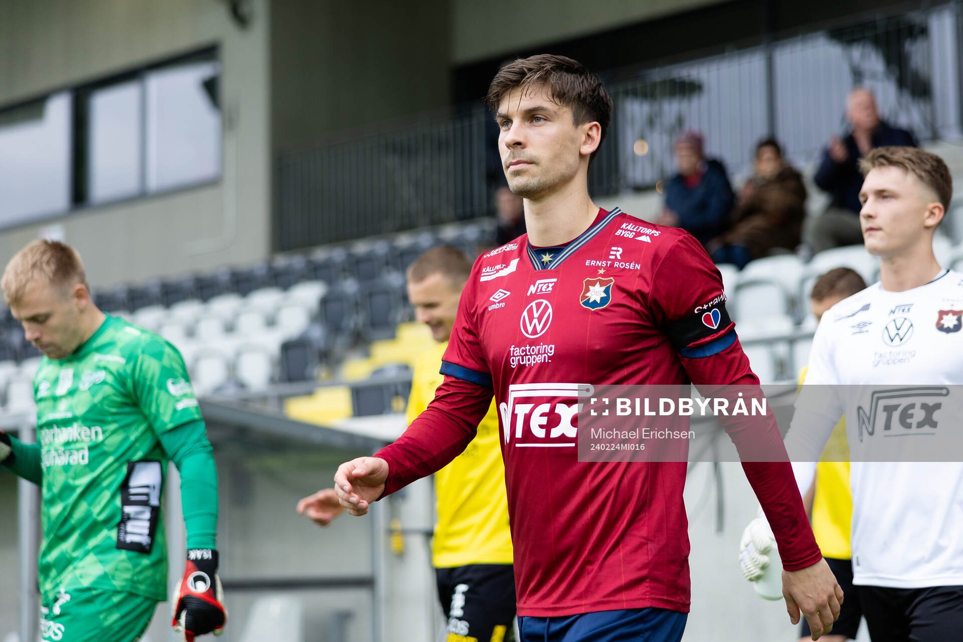 Örgrytes Daniel Paulson innan fotbollsmatchen i Svenska