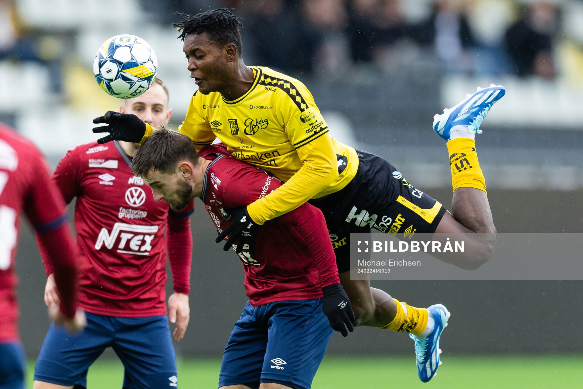 Örgrytes Erion Sadiku och Elfsborgs Jalal Abdullah under fotbollsmatchen i Svenska Cupen mellan Örgryte och Elfsborg den 24 februari 2024 i Göteborg.