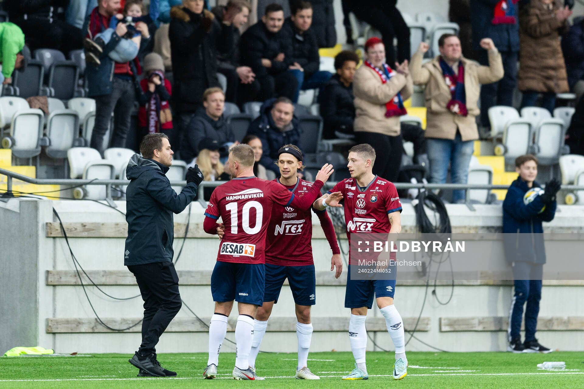 Örgrytes Nicklas Bärkroth jublar med lagkamrater