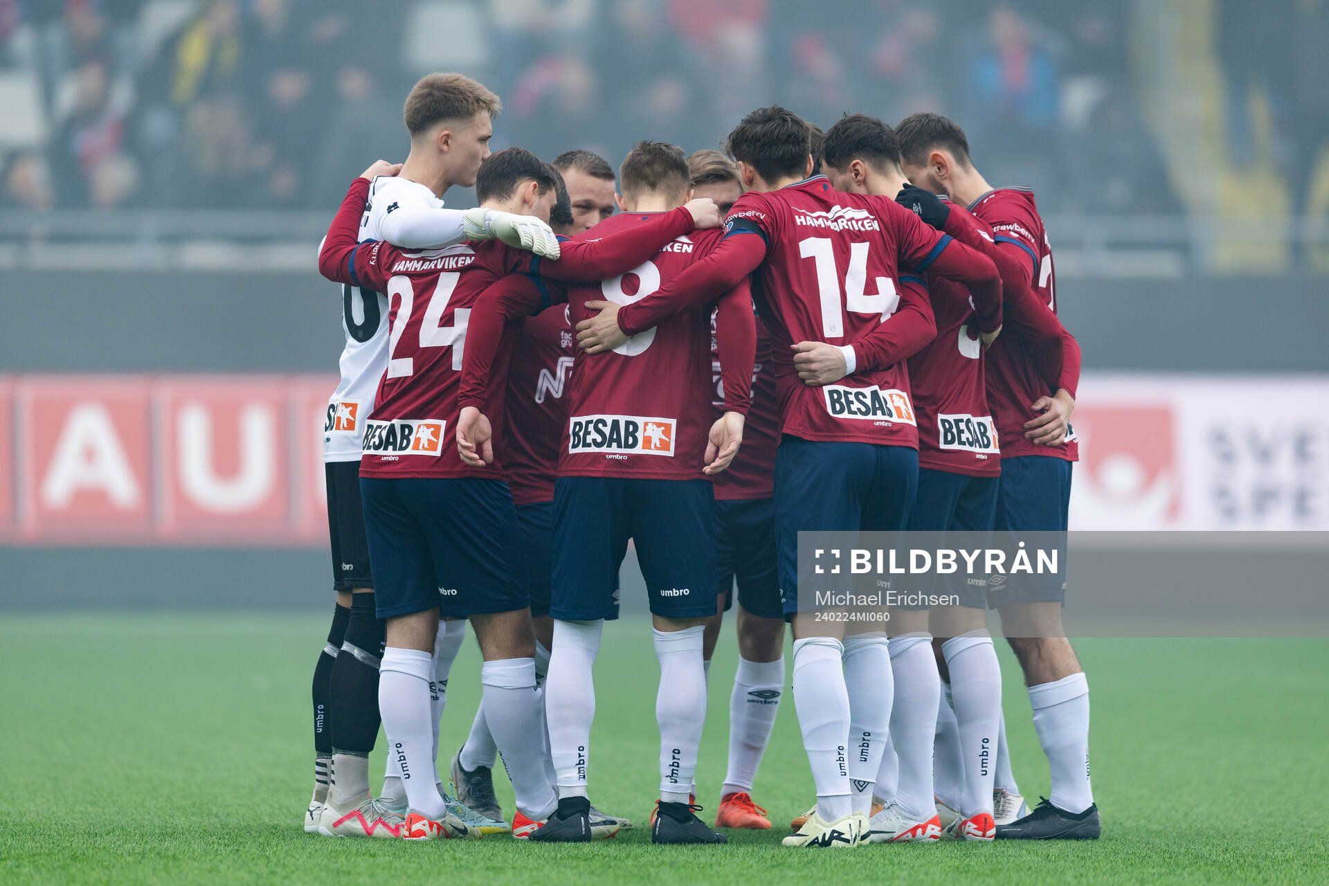 Örgrytes spelare samlade innan fotbollsmatchen i Svenska