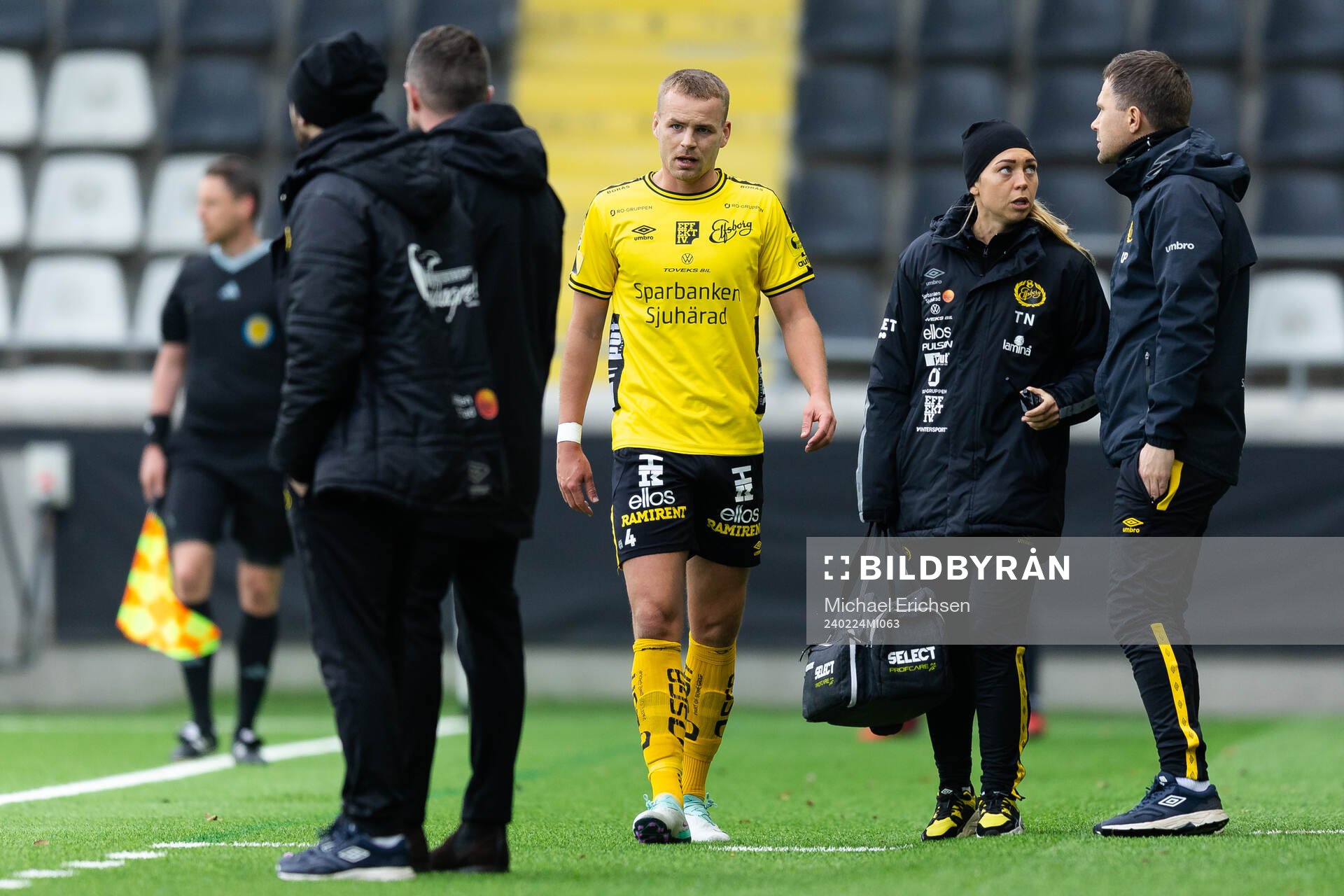 Elfsborgs Gustav Henriksson tvingas byta under fotbollsmatchen i Svenska Cupen mellan Örgryte och Elfsborg den 24 februari 2024 i Göteborg.