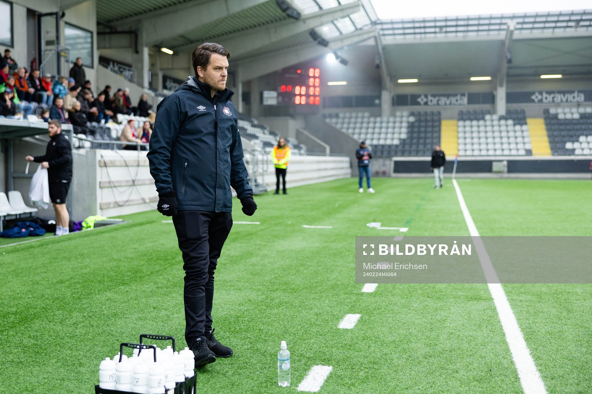 Örgrytes tränare Andreas Holmberg innan fotbollsmatchen i