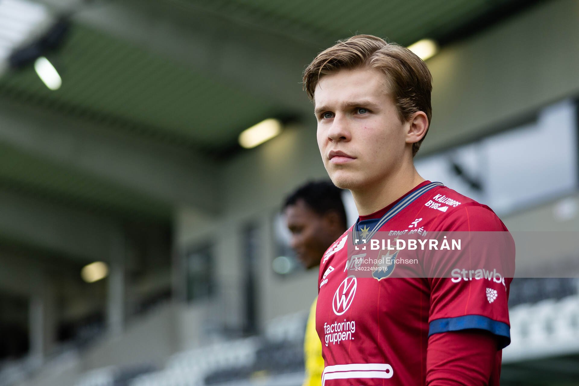 Örgrytes Isak Dahlqvist innan fotbollsmatchen i Svenska