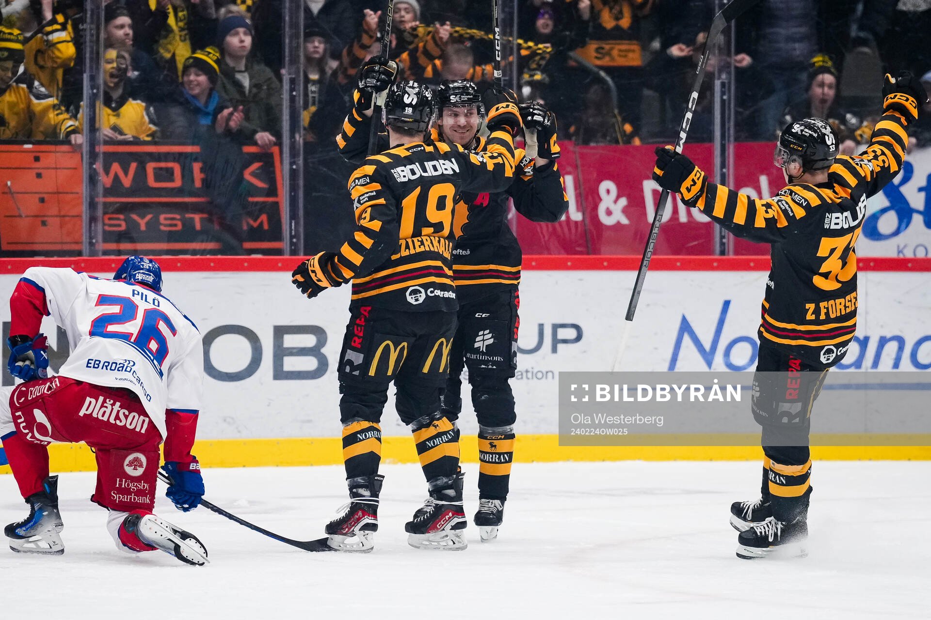 Skellefteås Martins Dzierkals och Pär Lindholm jublar