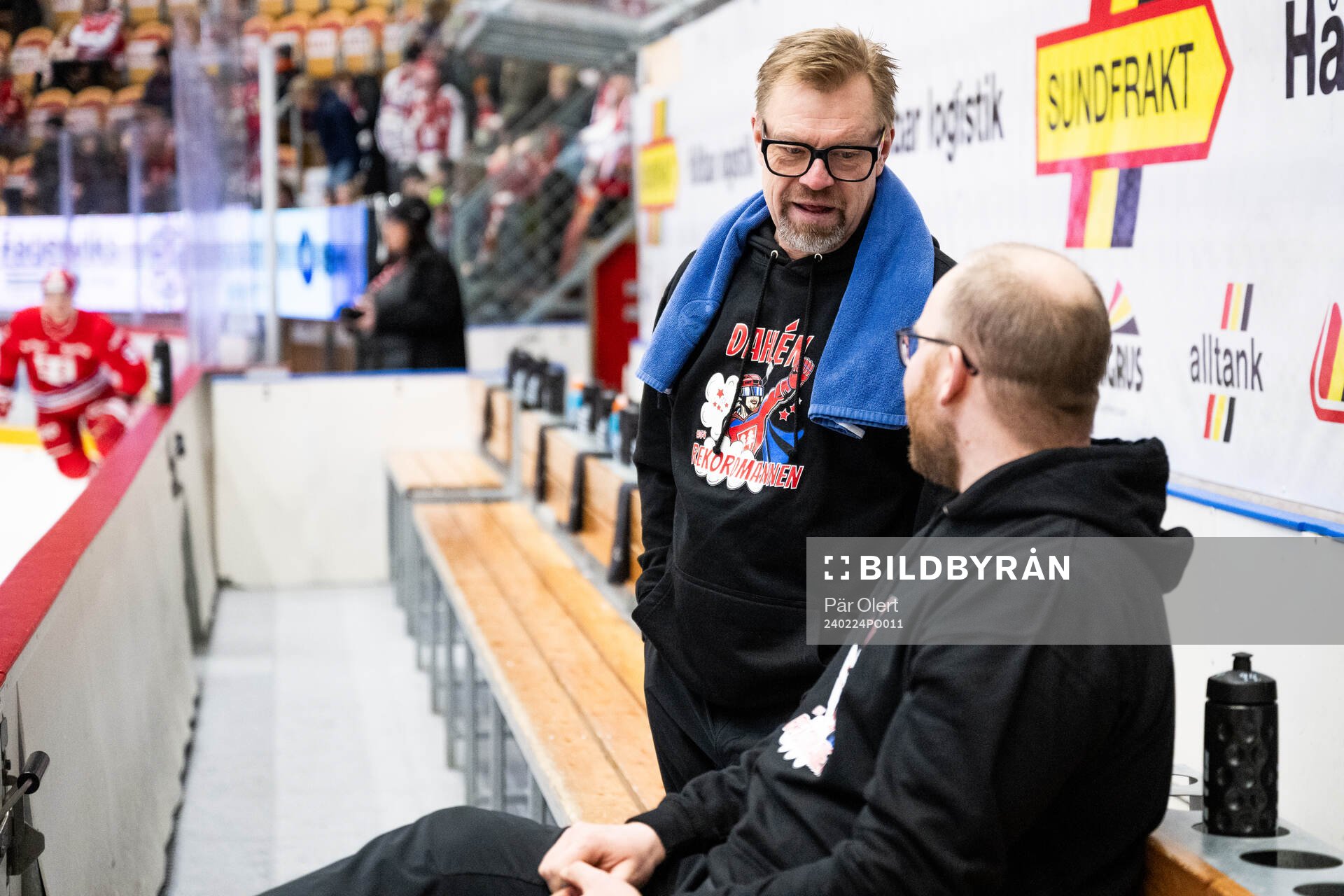 Timrås materialförvaltare Anders Huss med Jonathan