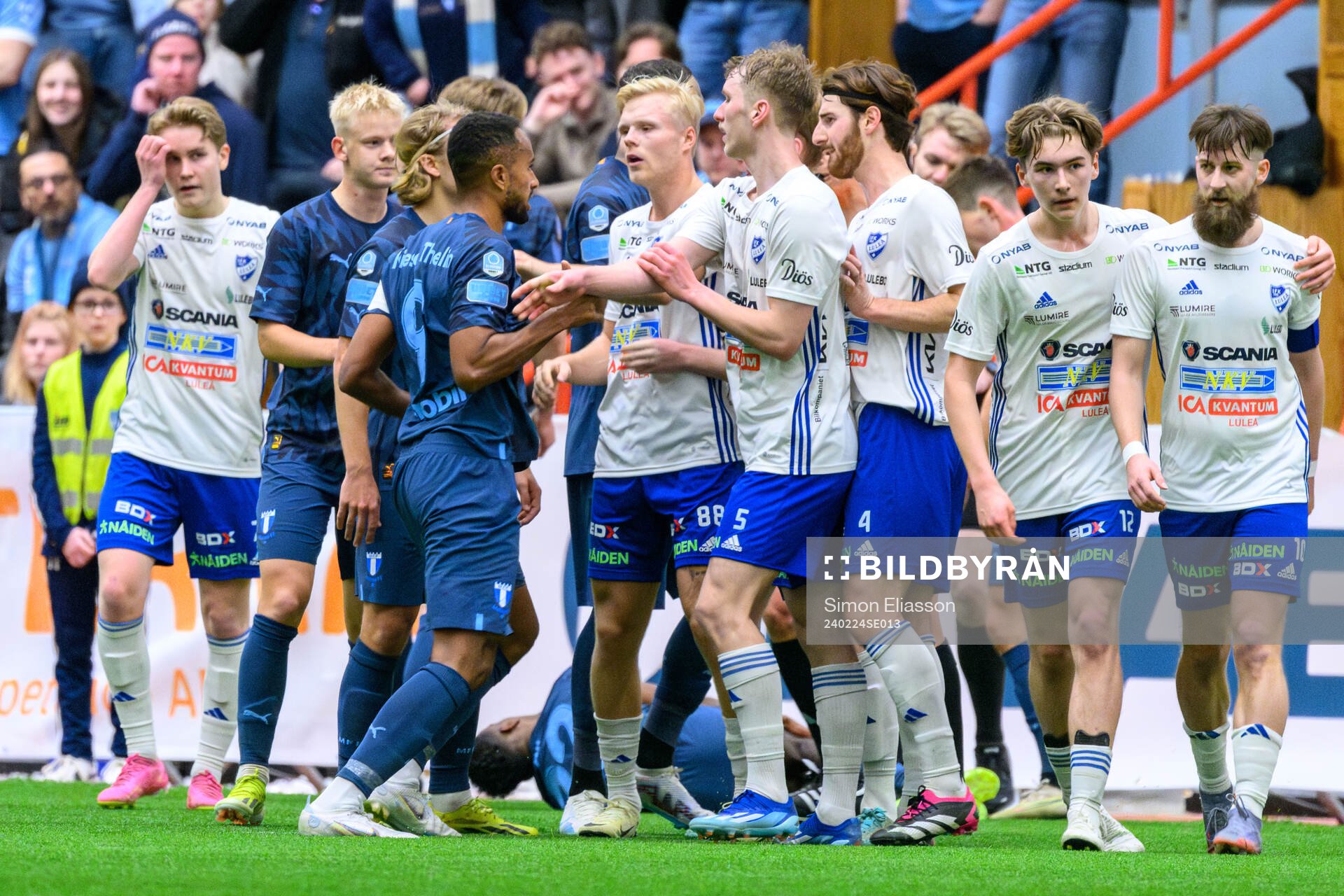 Malmö FFs Isaac Kiese Thelin och IFK Luleås William Nordell i dispyt under fotbollsmatchen i Svenska Cupen mellan IFK Luleå och Malmö FF den 24 februari 2024 i Luleå.