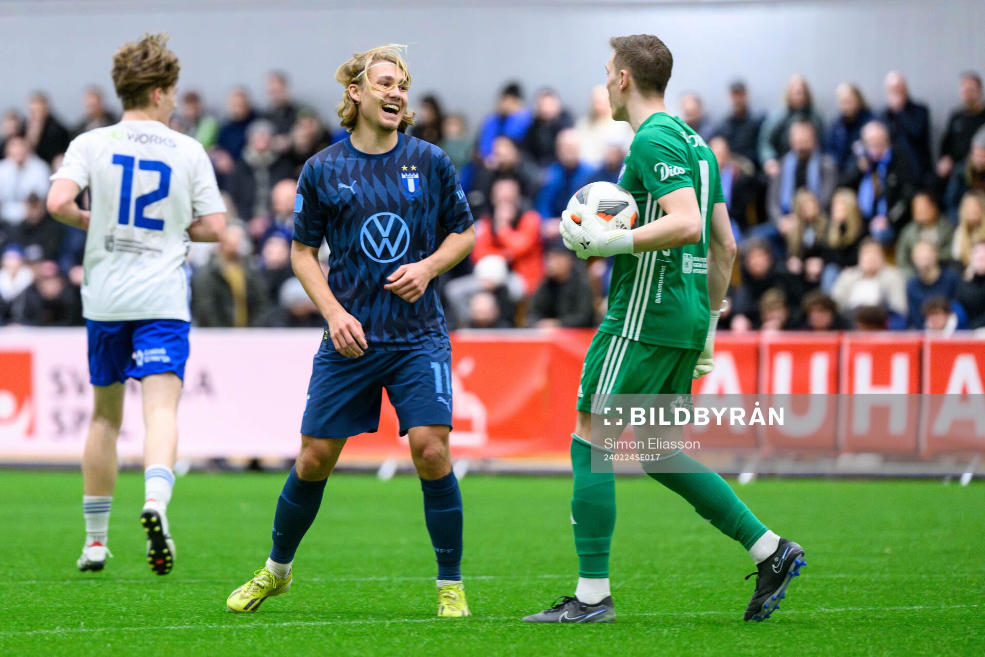 Malmö FFs Sebastian Nanasi och IFK Luleås målvakt Rasmus Juhani Aspholm under fotbollsmatchen i Svenska Cupen mellan IFK Luleå och Malmö FF den 24 februari 2024 i Luleå.