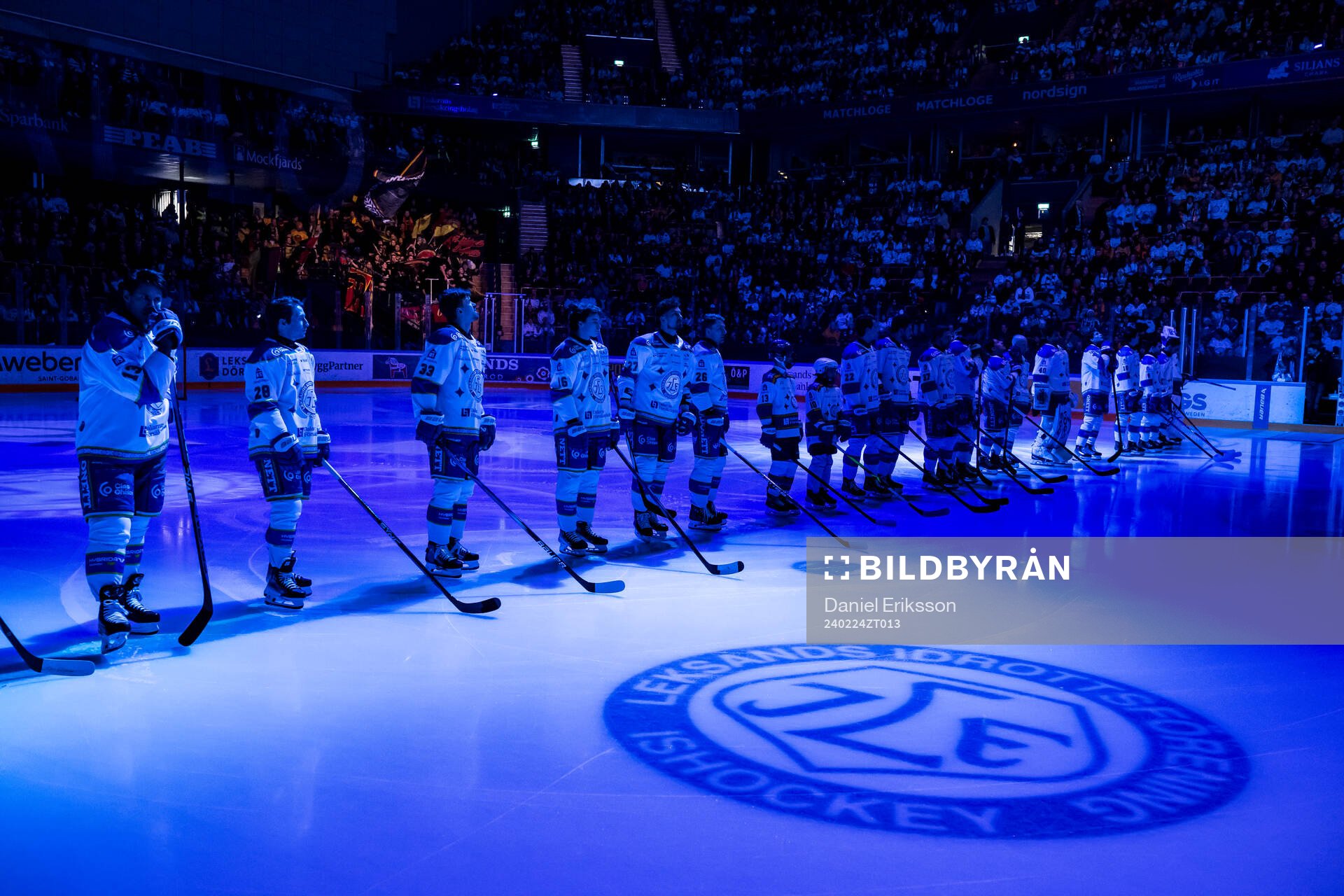 Leksands spelarna uppställda för tyst minut innan