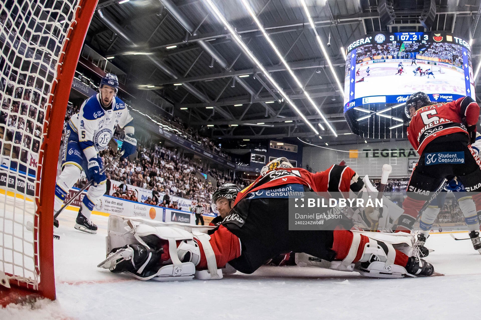 Leksands Max Veronneau Luleås målvakt Joel Lassinantti