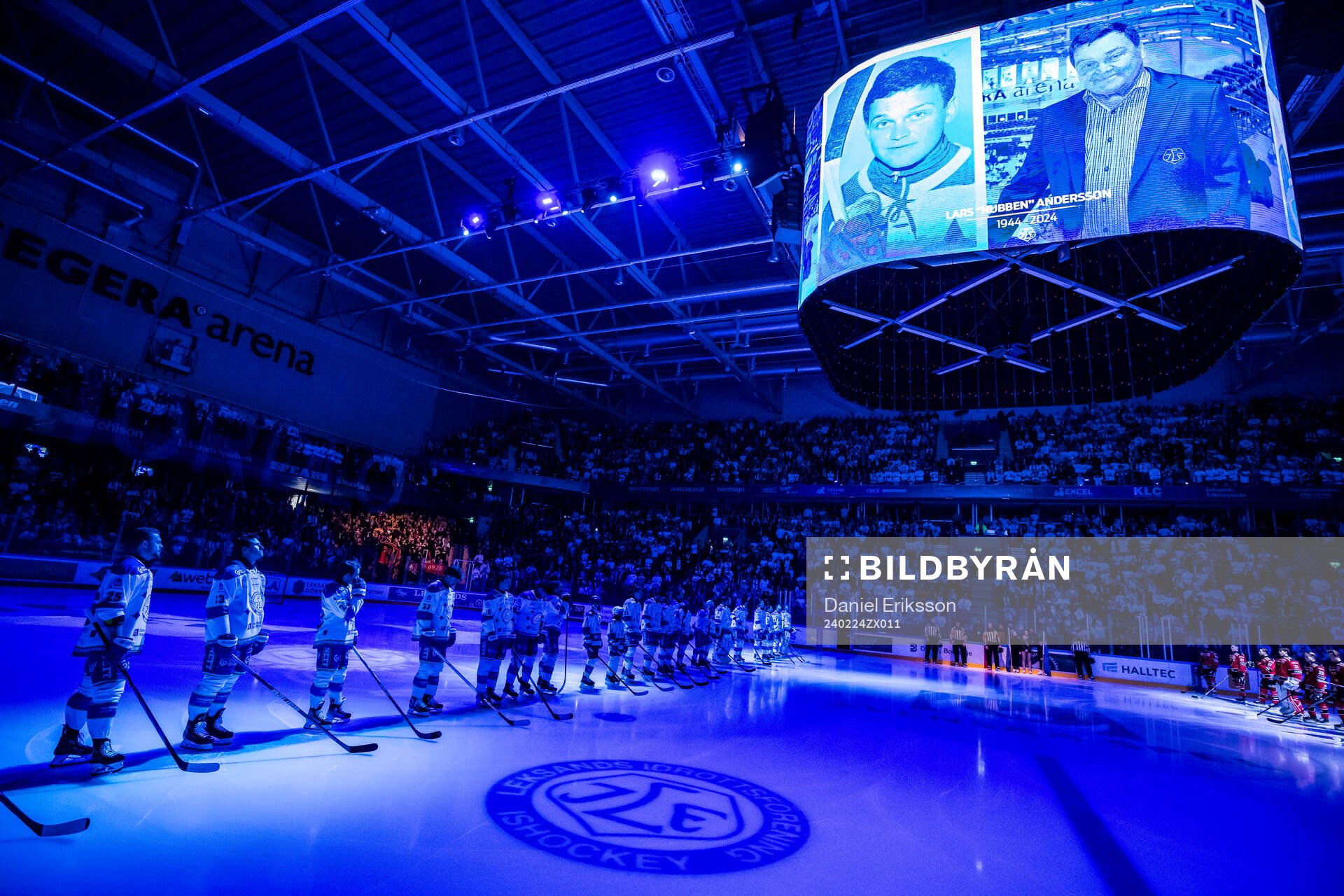 Leksands spelarna uppställda för tyst minut innan