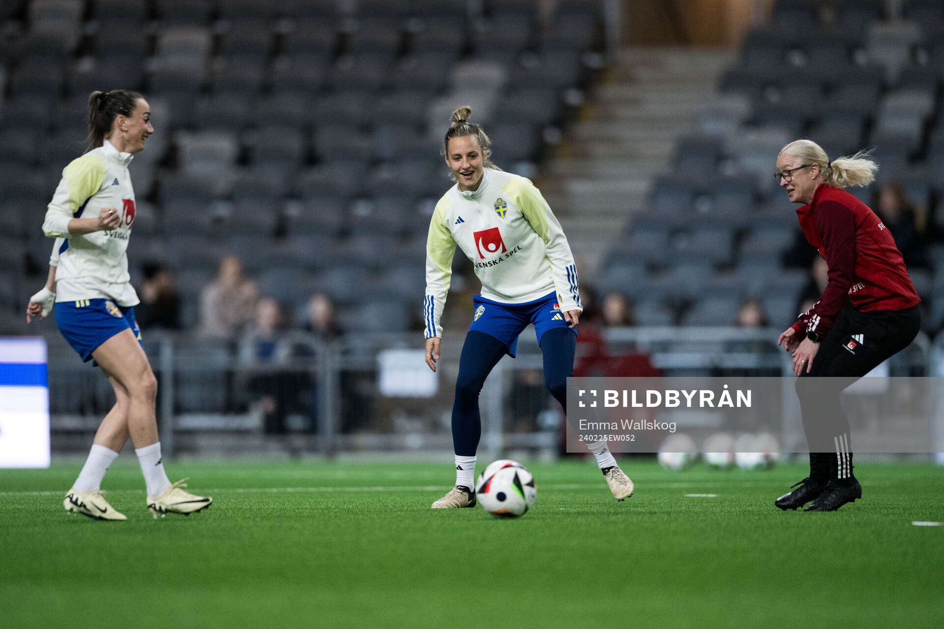 Kosovare Asllani, Nathalie Björn and Assistant coach