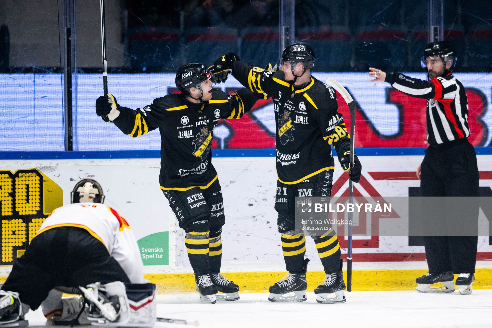 AIKs Zion Nybeck och Oskar Magnusson jublar