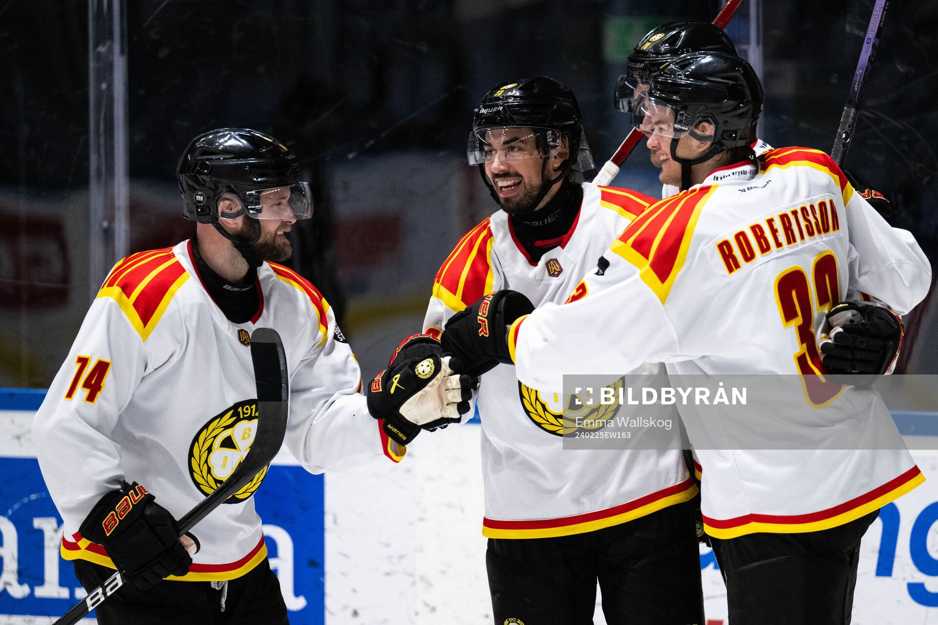 Brynäs Tyler Vesel jublar med Chad Billins och Simon