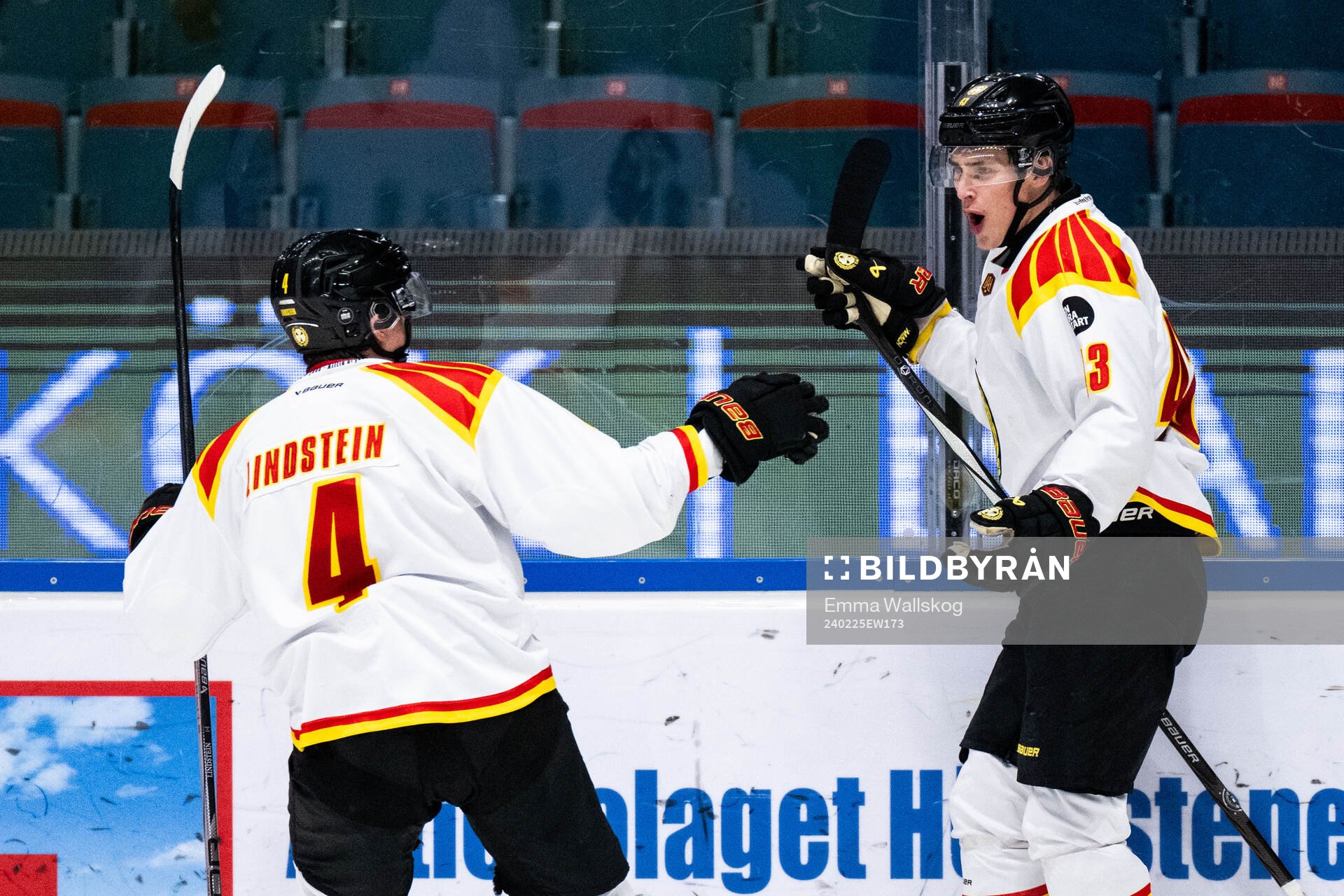 Brynäs Noel Nordh jublar med Theo Lindstein