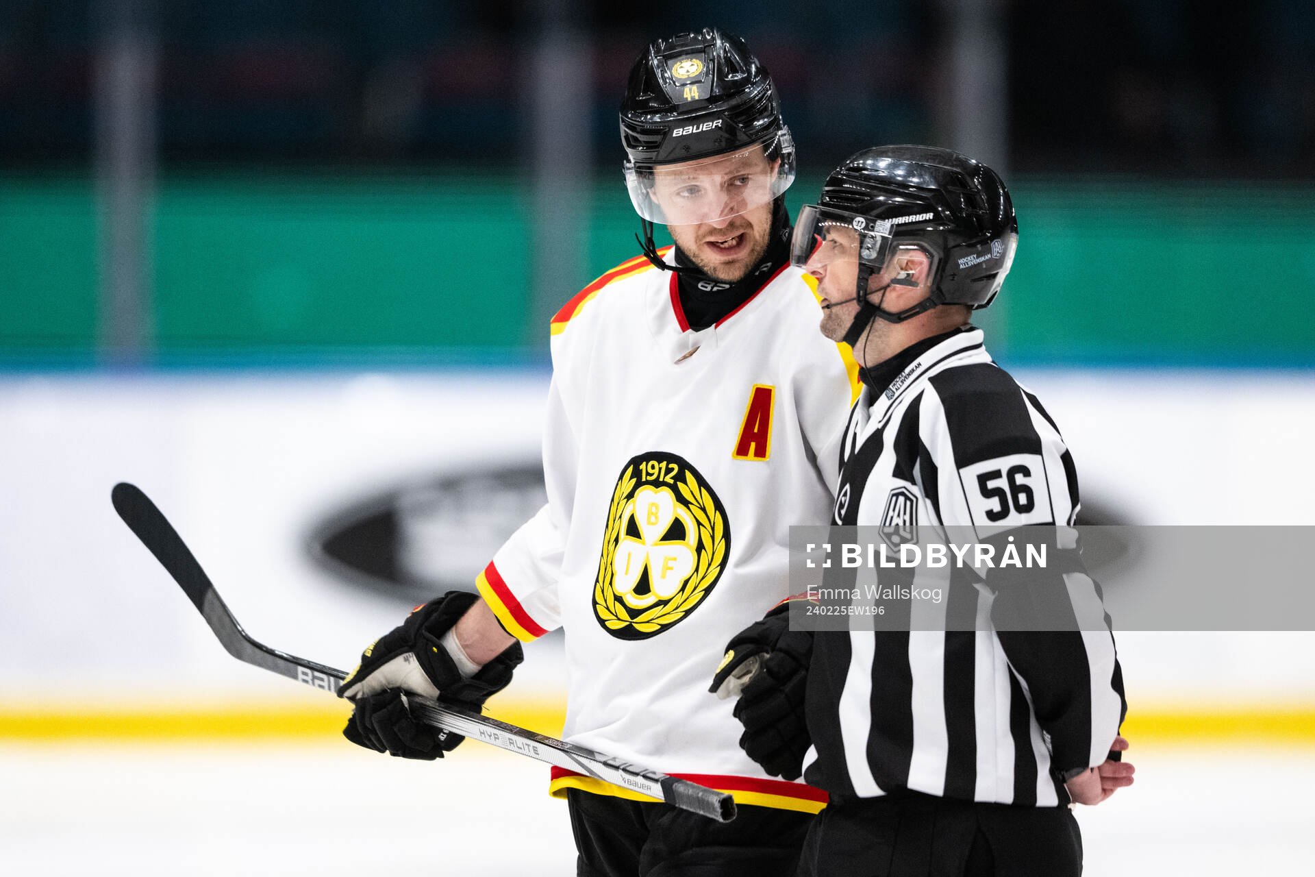 Brynäs Jacob Blomqvist i diskussion med linjedomaren