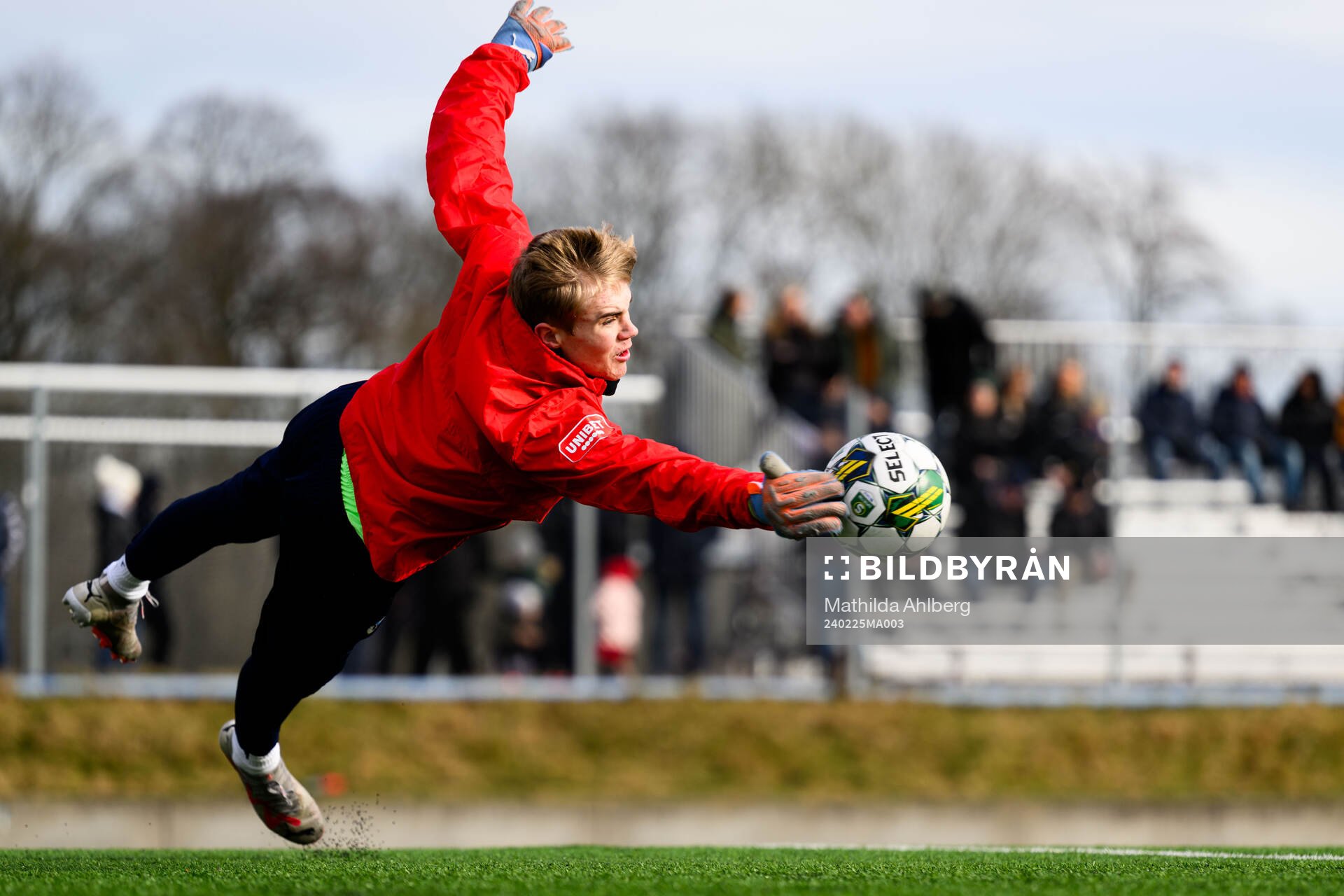 Helsingborgs målvakt Emil Rådahl under fotbollsmatchen i Svenska Cupen mellan Helsingborg och Värnamo den 25 februari 2024 i Helsingborg.