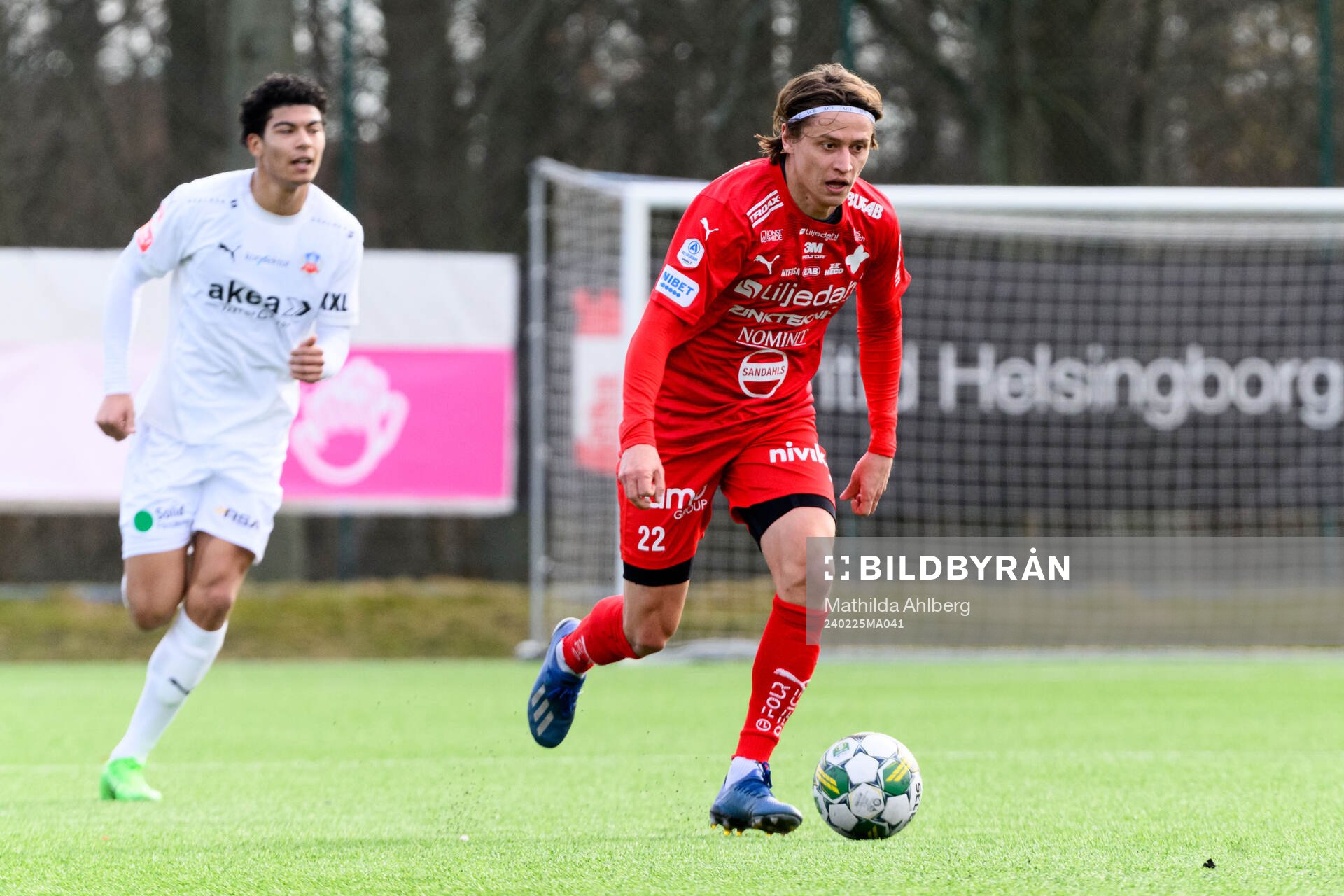 Helsingborgs Milan Silva Rasmussen och Värnamos Simon Thern under fotbollsmatchen i Svenska Cupen mellan Helsingborg och Värnamo den 25 februari 2024 i Helsingborg. 