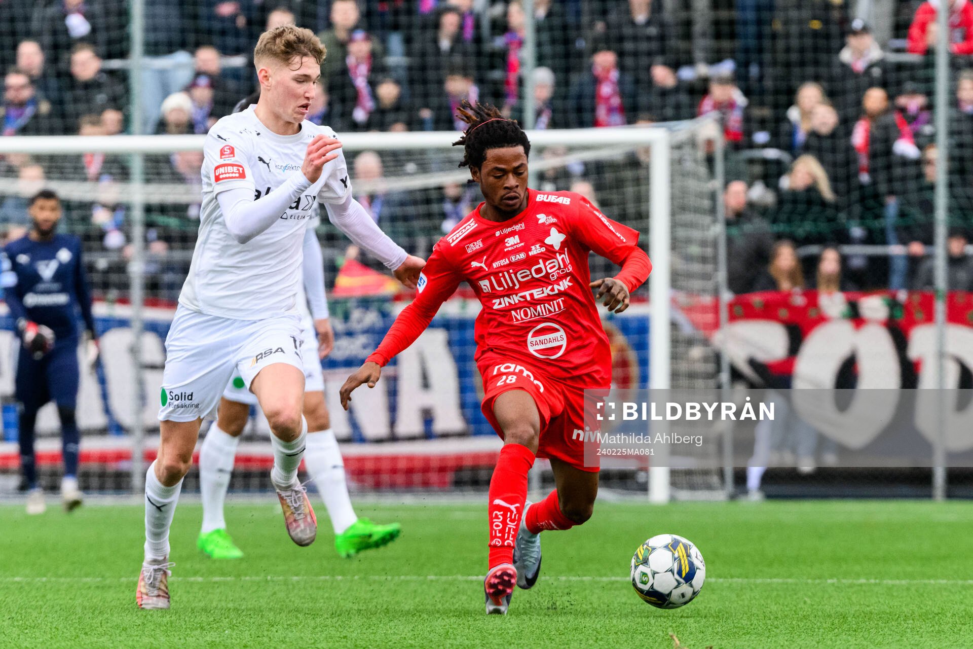 Helsingborgs Benjamin Örn och Värnamos Frank Junior Agyei under fotbollsmatchen i Svenska Cupen mellan Helsingborg och Värnamo den 25 februari 2024 i Helsingborg.