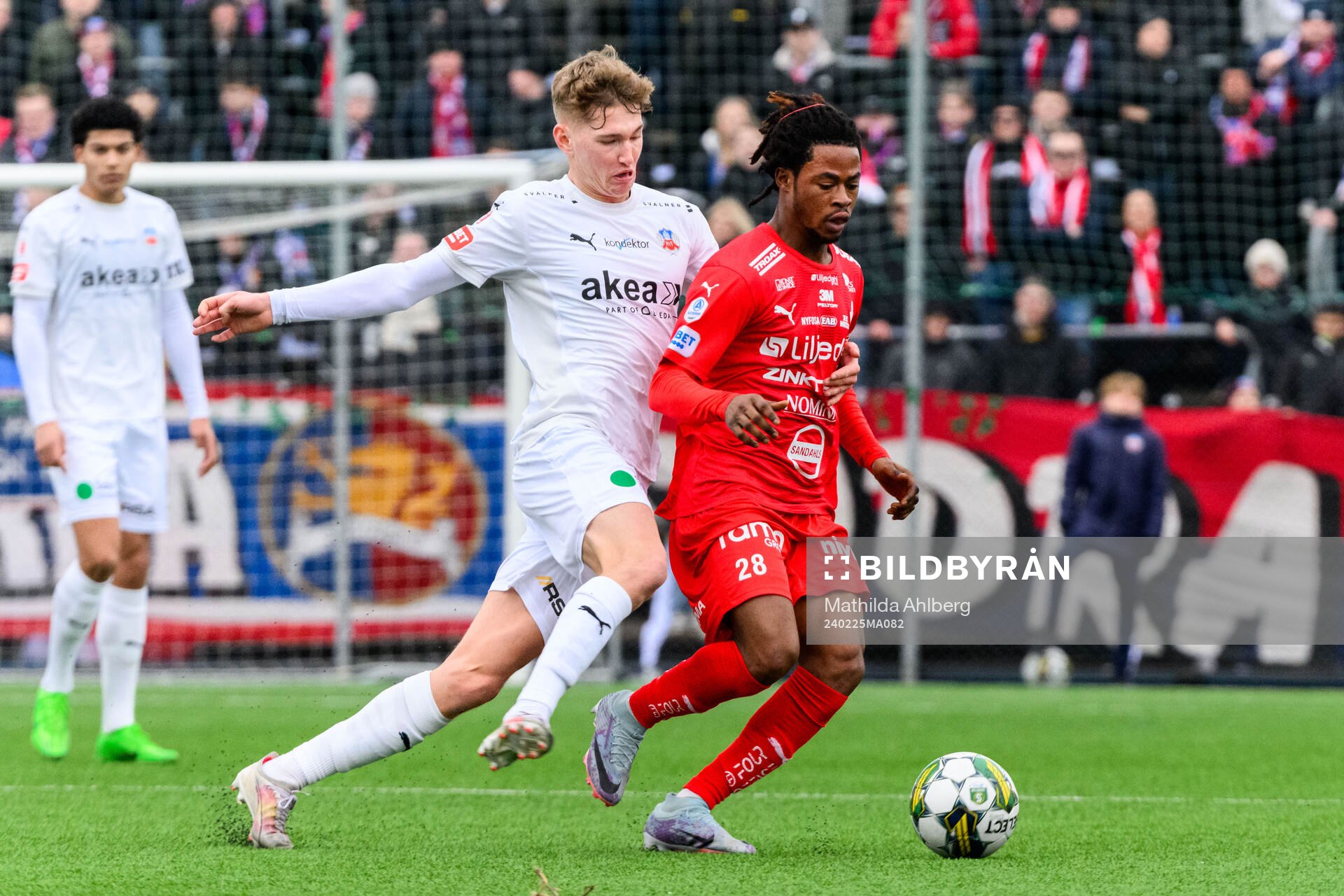 Helsingborgs Benjamin Örn och Värnamos Frank Junior Agyei under fotbollsmatchen i Svenska Cupen mellan Helsingborg och Värnamo den 25 februari 2024 i Helsingborg.