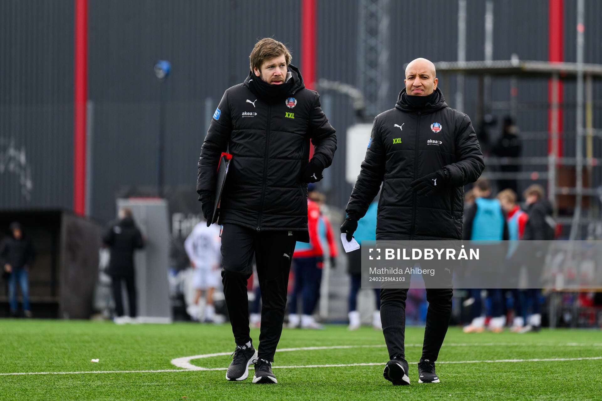 Helsingborgs assisterande tränare Max Lindén och tränare Kleber Saarenpää under fotbollsmatchen i Svenska Cupen mellan Helsingborg och Värnamo den 25 februari 2024 i Helsingborg. 
