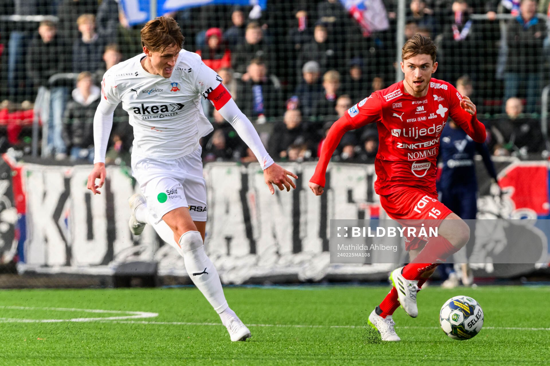 Helsingborgs Thomas Pauck Rogne och Värnamos Carl Johansson under fotbollsmatchen i Svenska Cupen mellan Helsingborg och Värnamo den 25 februari 2024 i Helsingborg.