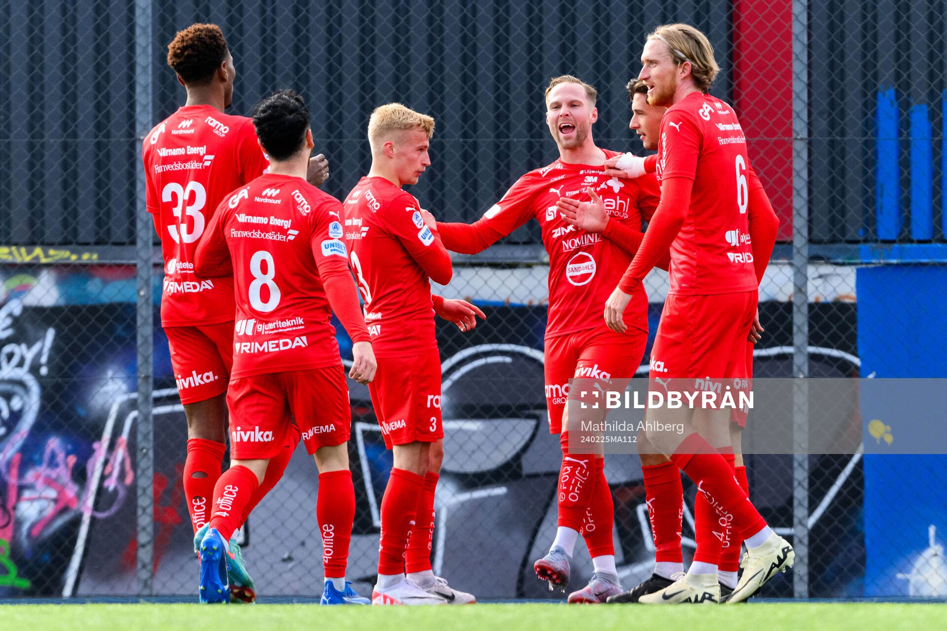 Värnamos Gustav Engvall och Kenan Bilalovic jublar med lagkamrater efter 0-1 under fotbollsmatchen i Svenska Cupen mellan Helsingborg och Värnamo den 25 februari 2024 i Helsingborg.