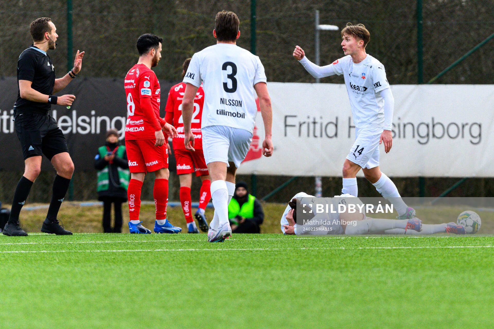Helsingborgs Lukas Kjellnäs samtidigt som Ervin Gigovic har ont under fotbollsmatchen i Svenska Cupen mellan Helsingborg och Värnamo den 25 februari 2024 i Helsingborg.