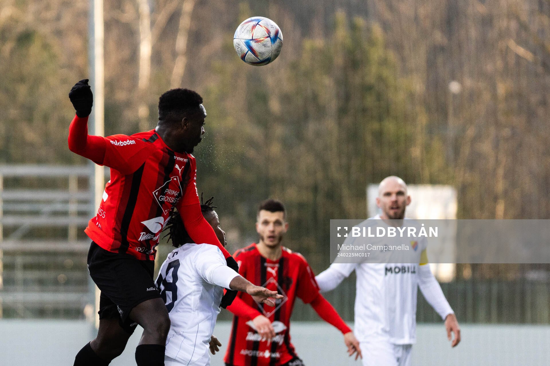 Nordic Uniteds Emmanuel Swedi och Djurgårdens Felix Va