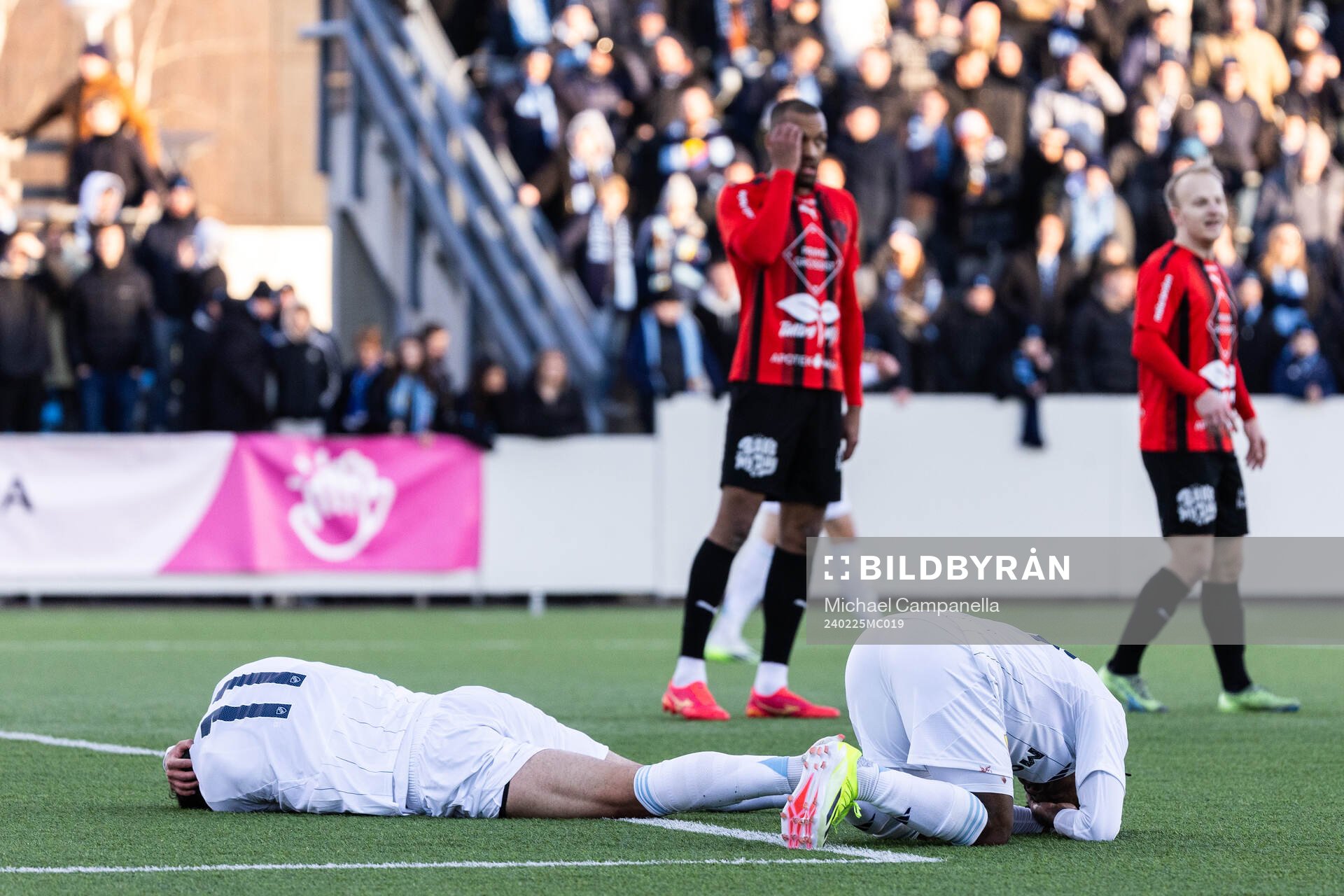 Djurgårdens Deniz Hummet  och Felix Va har ont