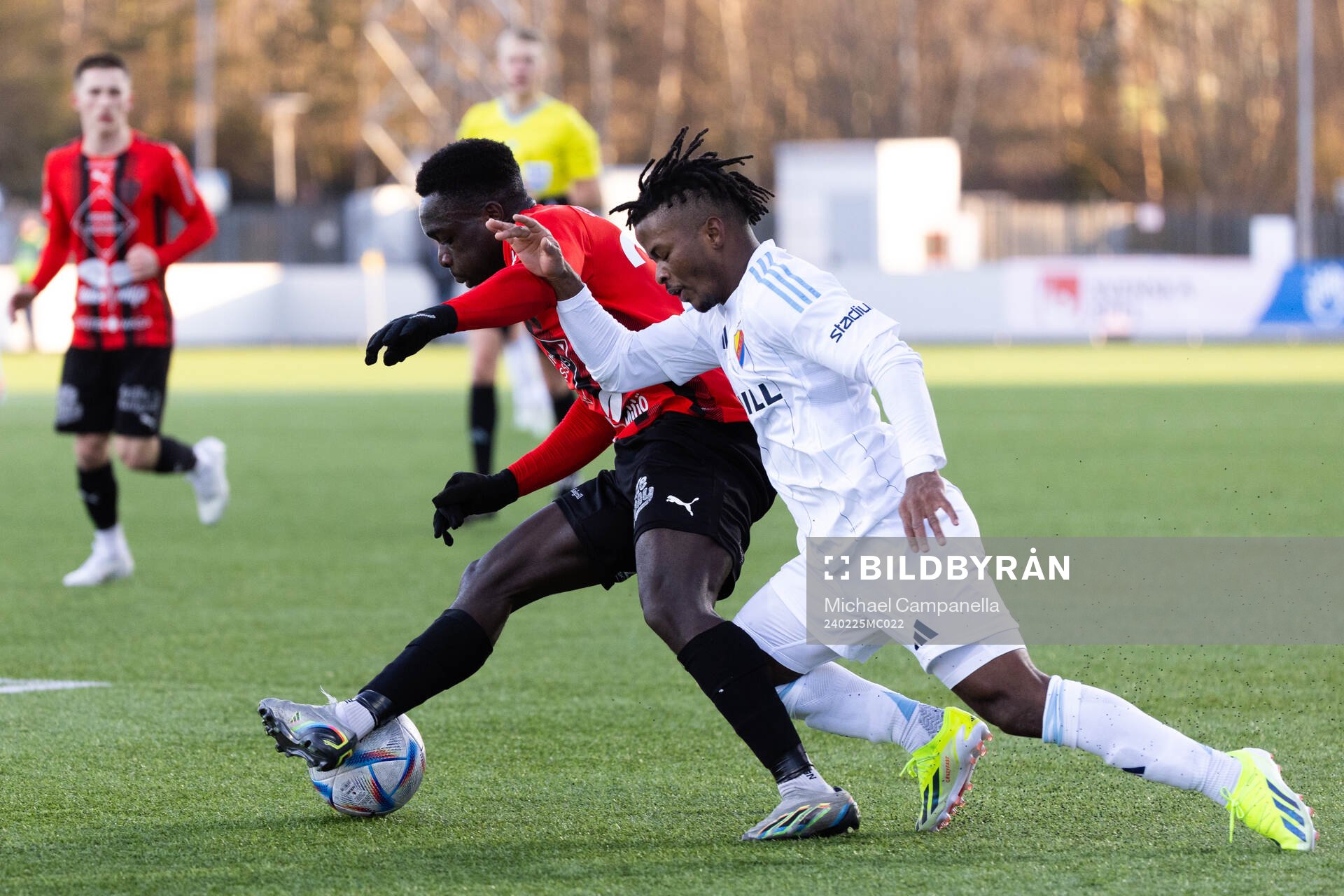 Nordic Uniteds Emmanuel Swedi och Djurgårdens Felix Va under fotbollsmatchen i Svenska Cupen mellan Nordic United och Djurgården den 25 februari 2024 i Södertälje.