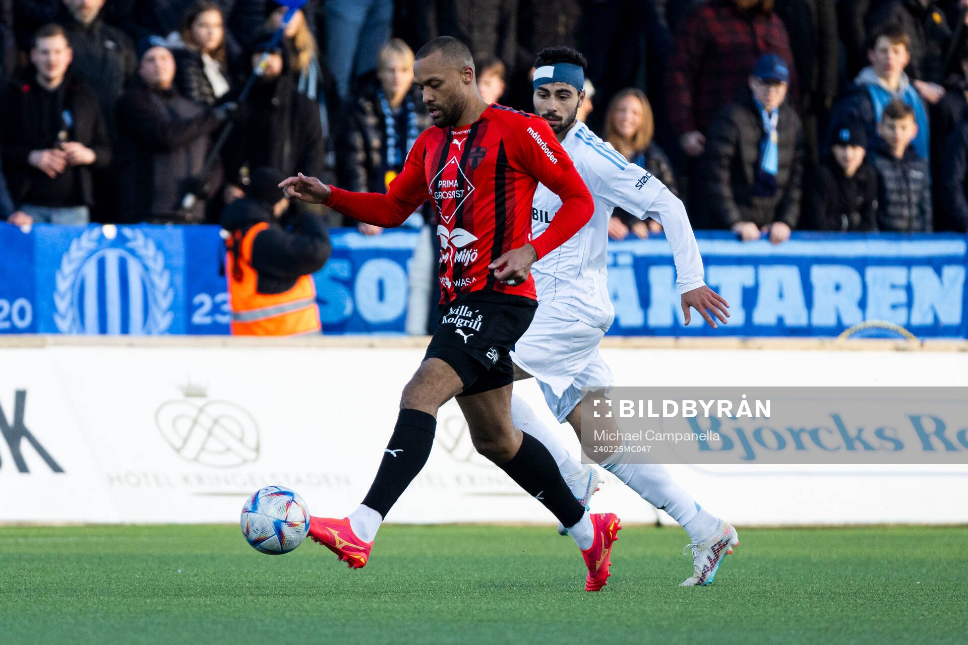 Nordic Uniteds Joshua Mintah Adomako och Djurgårdens Deniz Hummet under fotbollsmatchen i Svenska Cupen mellan Nordic United och Djurgården den 25 februari 2024 i Södertälje.