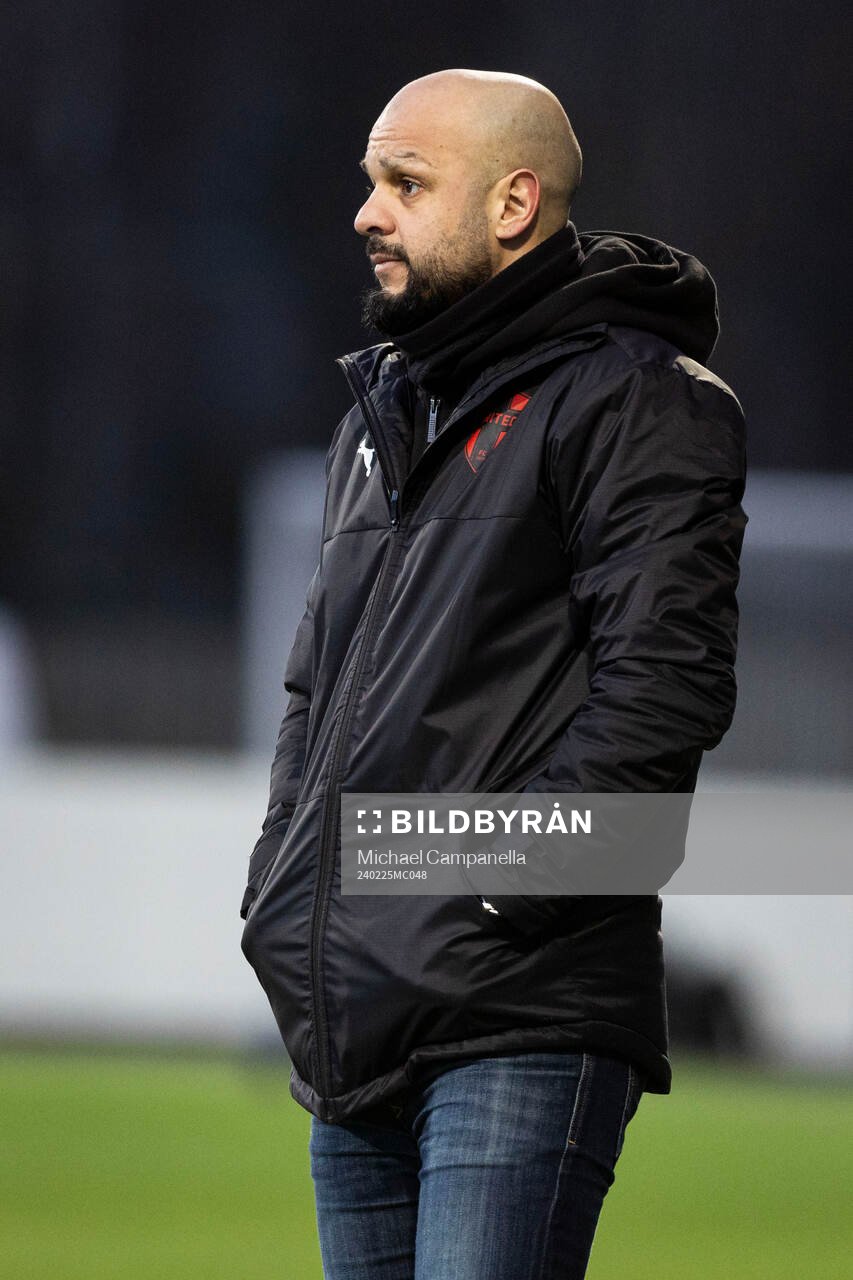 Nordic Uniteds tränare Hakan Bezgin under fotbollsmatchen i Svenska Cupen mellan Nordic United och Djurgården den 25 februari 2024 i Södertälje.