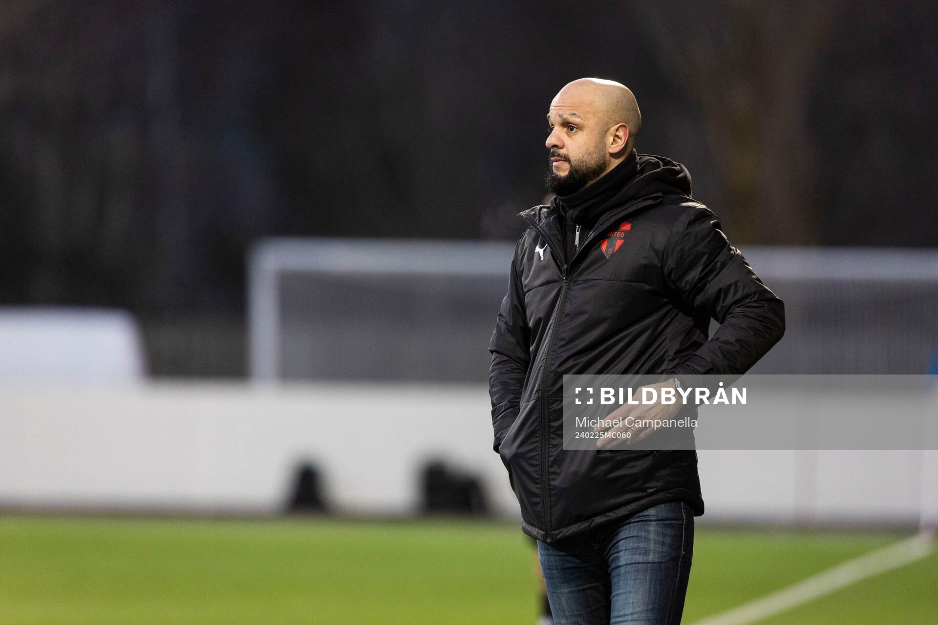 Nordic Uniteds tränare Hakan Bezgin under fotbollsmatchen i Svenska Cupen mellan Nordic United och Djurgården den 25 februari 2024 i Södertälje.