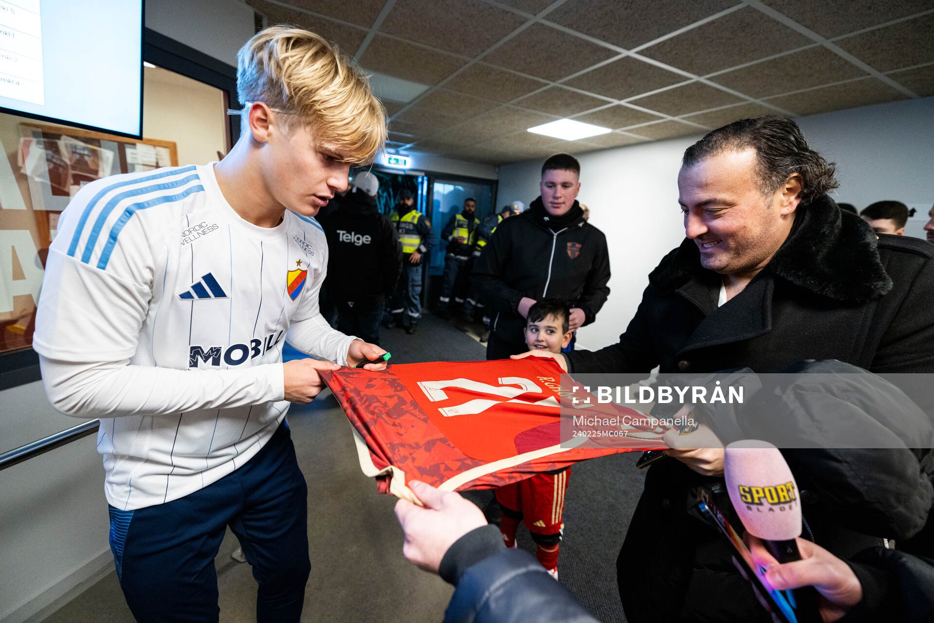 Djurgårdens Lucas Bergvall signera en tröja efter fotbollsmatchen i Svenska Cupen mellan Nordic United och Djurgården den 25 februari 2024 i Södertälje.