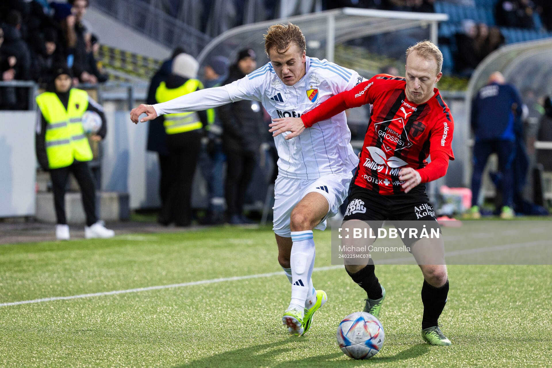 Djurgårdens Oskar Fallenius och Nordic Uniteds Oskar Alvers under fotbollsmatchen i Svenska Cupen mellan Nordic United och Djurgården den 25 februari 2024 i Södertälje. 