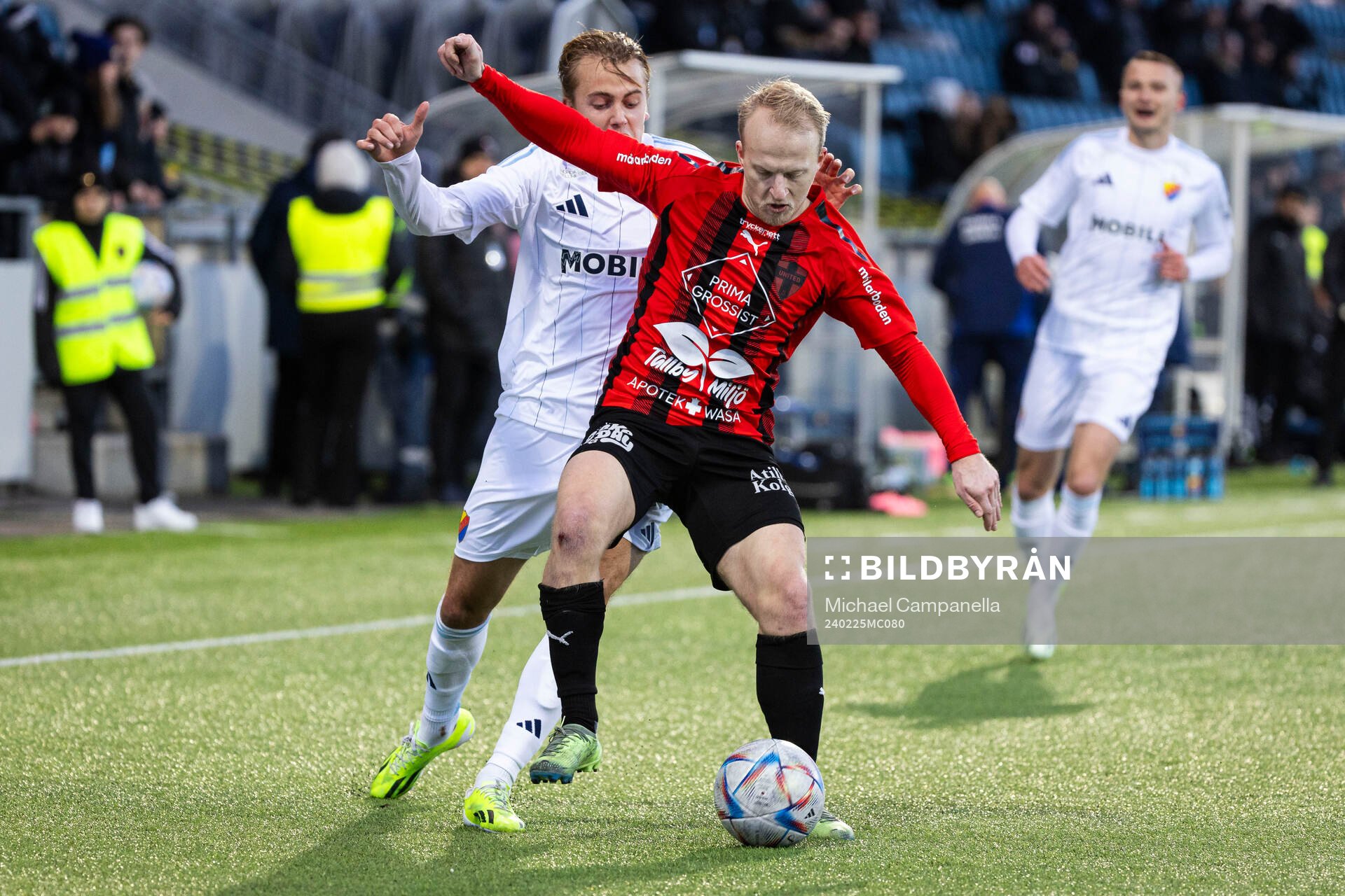 Djurgårdens Oskar Fallenius och Nordic Uniteds Oskar Alvers under fotbollsmatchen i Svenska Cupen mellan Nordic United och Djurgården den 25 februari 2024 i Södertälje.