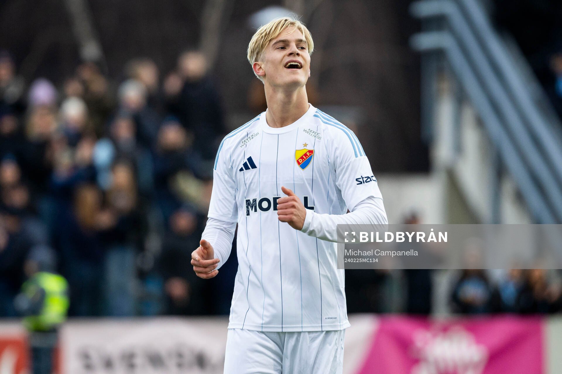 Djurgårdens Lucas Bergvall jublar 0-2 målet